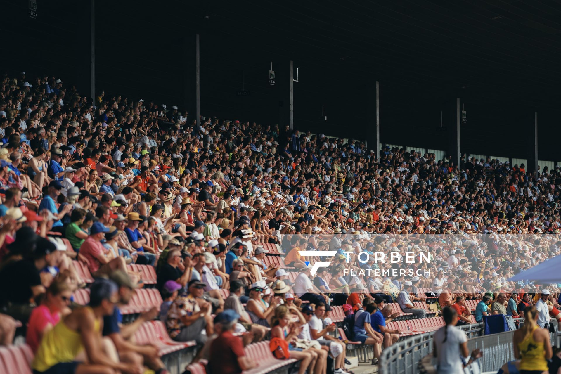 Volle Zuschauerränge während der 113. Deutschen Leichtathletik-Meisterschaften am 08.07.2023 im Auestadion in Kassel