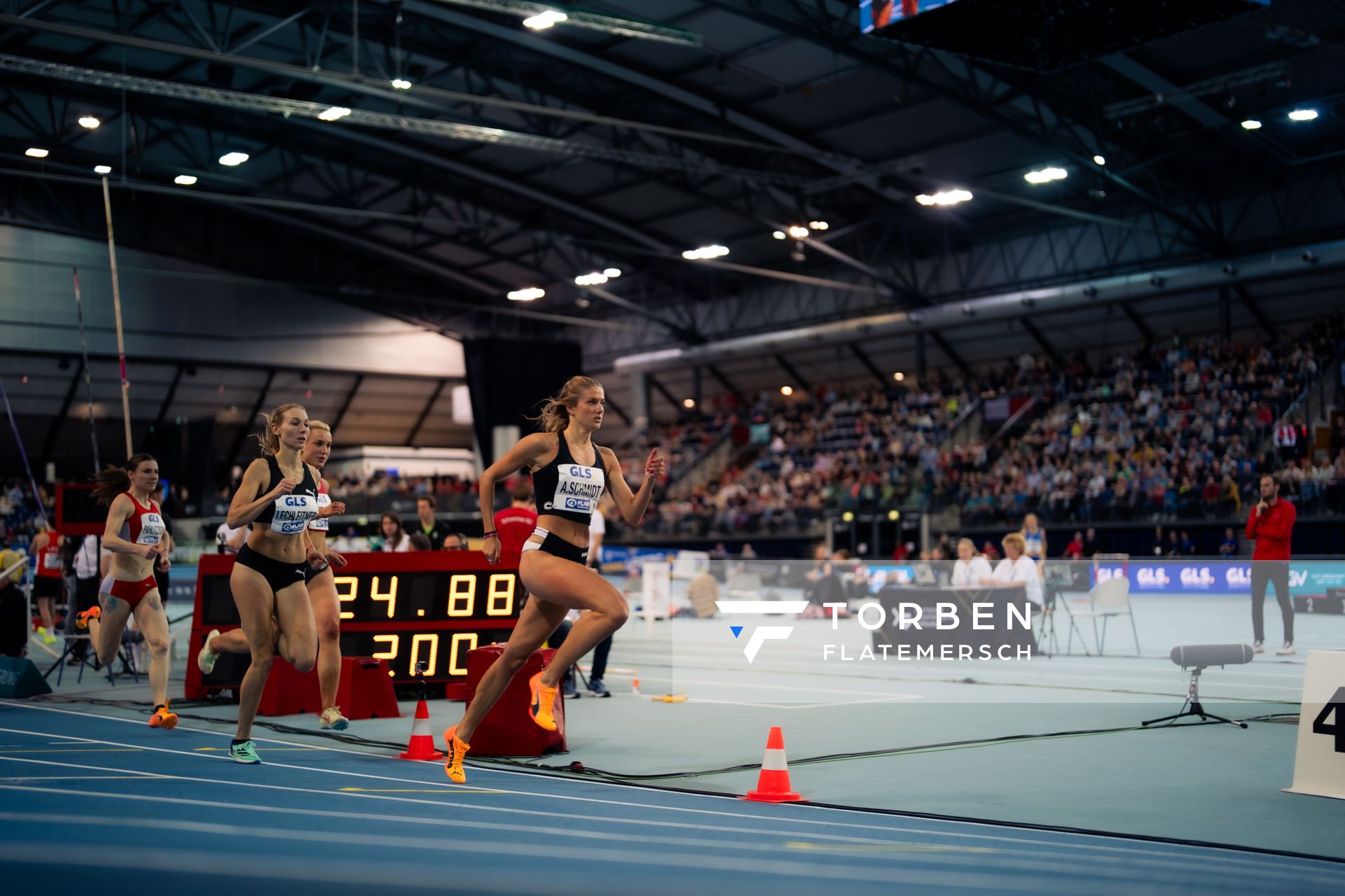 Alica Schmidt (SCC Berlin) im 400m Vorlauf am 17.02.2024 während den 71. Deutschen Leichtathletik-Hallenmeisterschaften in der QUARTERBACK Immobilien ARENA in Leipzig