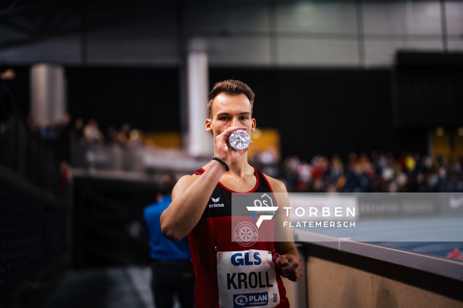 Florian Kroll (LG Osnabrück) am Trinken am 17.02.2024 während den 71. Deutschen Leichtathletik-Hallenmeisterschaften in der QUARTERBACK Immobilien ARENA in Leipzig