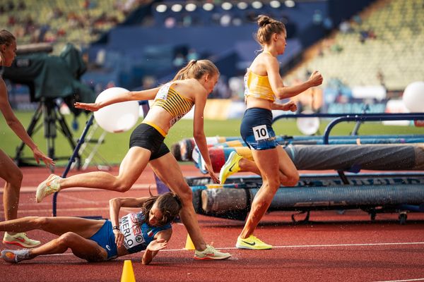 Olivia Guerth (GER) muss ueber Martina Merlo (ITA) springen, die gestuerzt ist im 3000m Hindernis Vorlauf am 18.08.2022 bei den Leichtathletik-Europameisterschaften in Muenchen