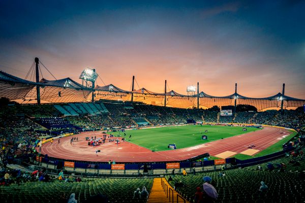 Das Olympiastadion Muenchen zeigt sich von der besten Seite beim Sonnenuntergang am 20.08.2022 bei den Leichtathletik-Europameisterschaften in Muenchen