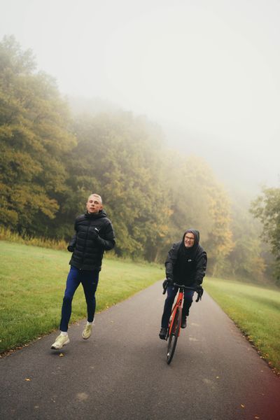 Nils Voigt (TV Wattenscheid 01) und sein Trainer Tono Kirschbaum (TV Wattenscheid 01) auf dem Fahrrad am 19.10.2022 am Kemnader See in Bochum