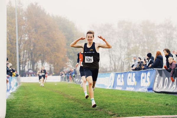 David Scheller (BY/ LG Main-Spessart) gewinnt in der maennlichen Jugend U18 am 26.11.2022  waehrend den deutschen Crosslauf-Meisterschaften auf Sportanlage an der Ringstrasse in Loeningen
