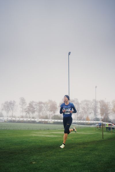 Hanna Klein (LAV Stadtwerke Tuebingen) am 26.11.2022  waehrend den deutschen Crosslauf-Meisterschaften auf Sportanlage an der Ringstrasse in Loeningen