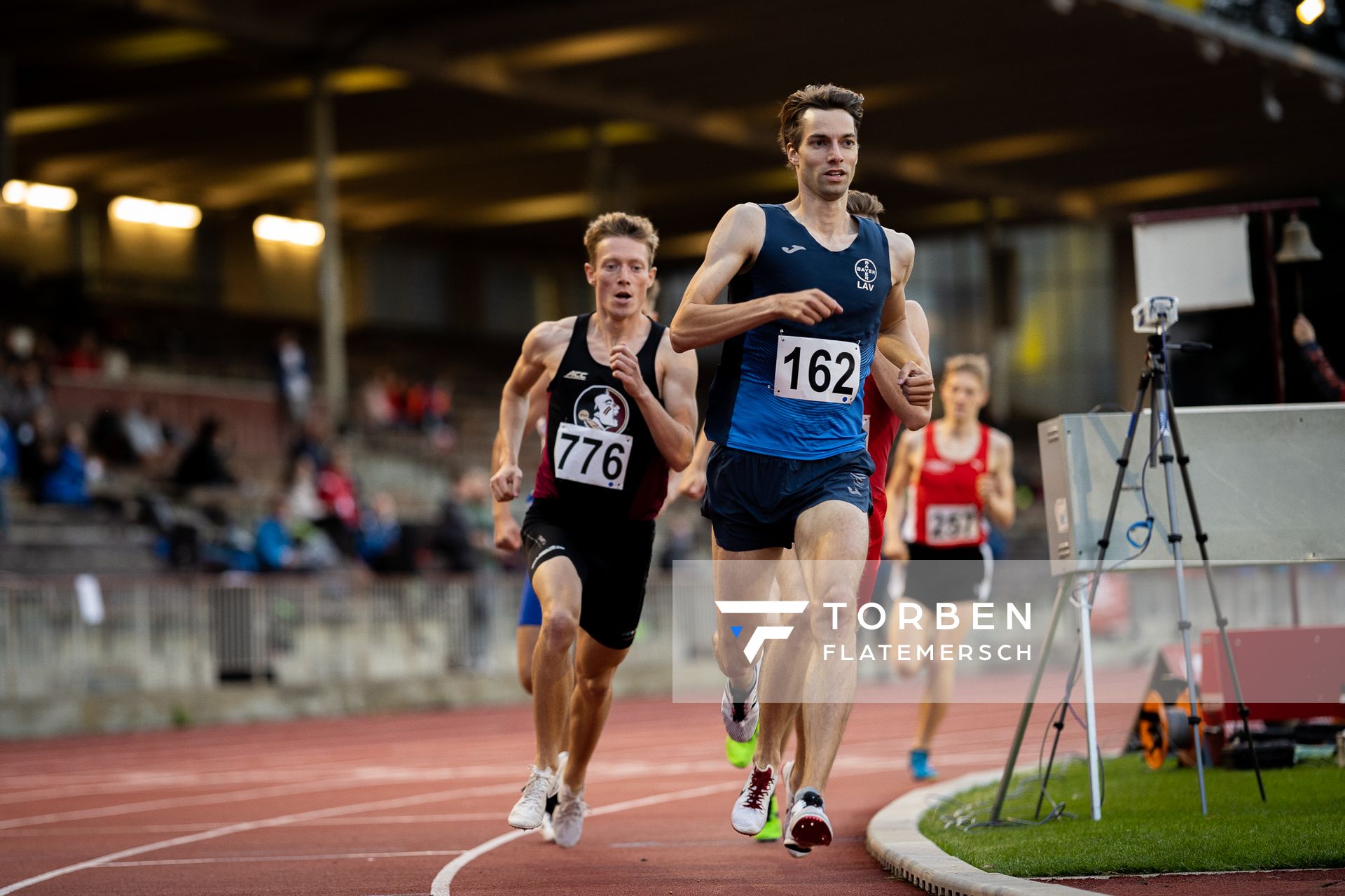 Fabian Spinrath (LAV Bayer Uerdingen/Dormagen) vor Jaap Gerben Vellinga (GSAV Vitalis) ueber 1500m am 11.07.2020 waehrend dem Backontrack-Meeting in Dortmund