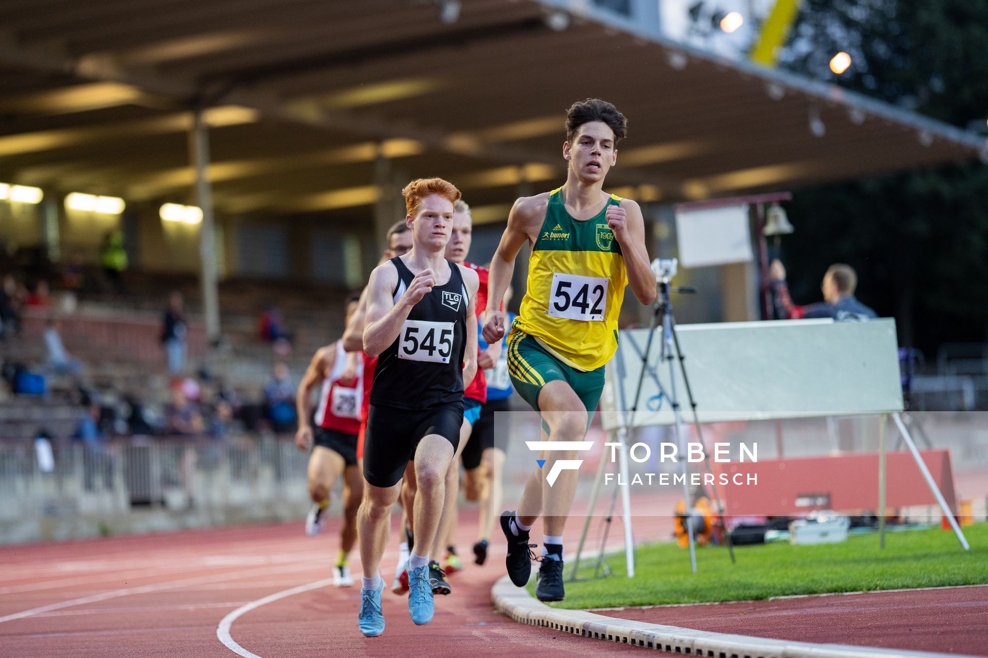 Luca Hoffmann (TLV Germania Ueberruhr) vor Luca Hesemann (Troisdorfer LG) ueber 1500m am 11.07.2020 waehrend dem Backontrack-Meeting in Dortmund
