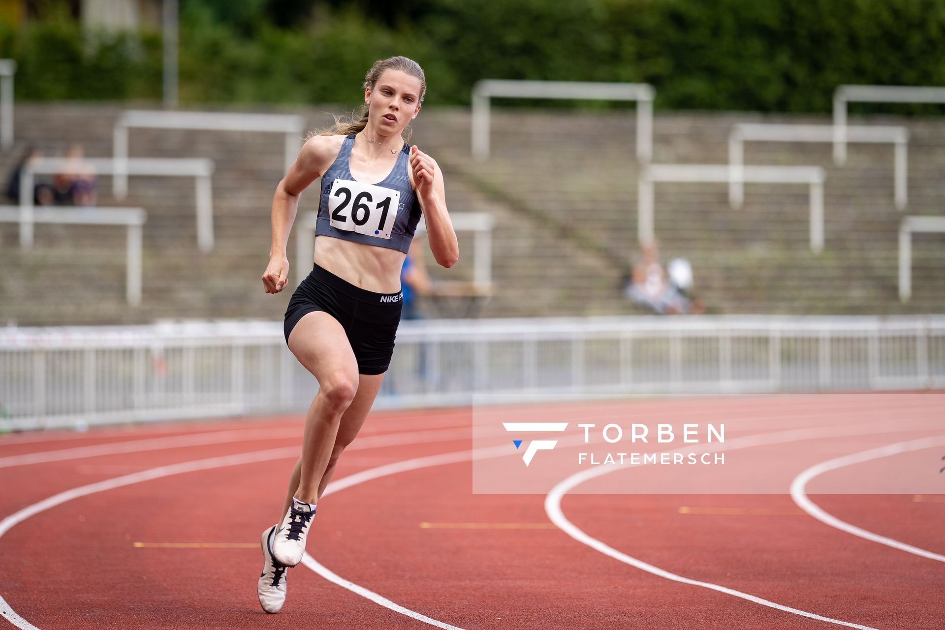 Sarina Brockmann (LG Buende-Loehne) ueber 200m am 11.07.2020 waehrend dem Backontrack-Meeting in Dortmund