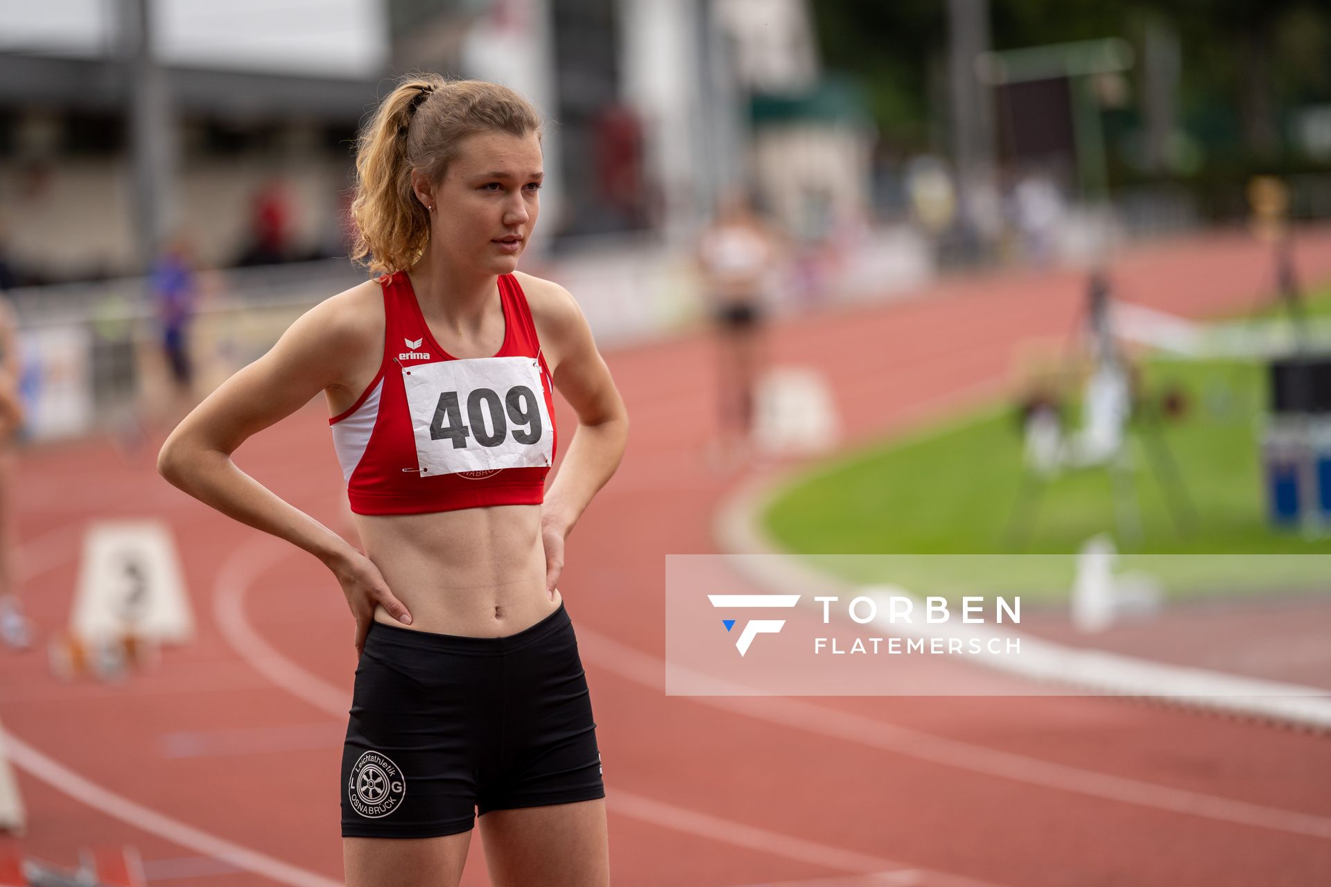 Jana Rohling (LG Osnabrueck) vor dem 400m Start am 22.07.2020 waehrend dem Meller Laeufermeeting