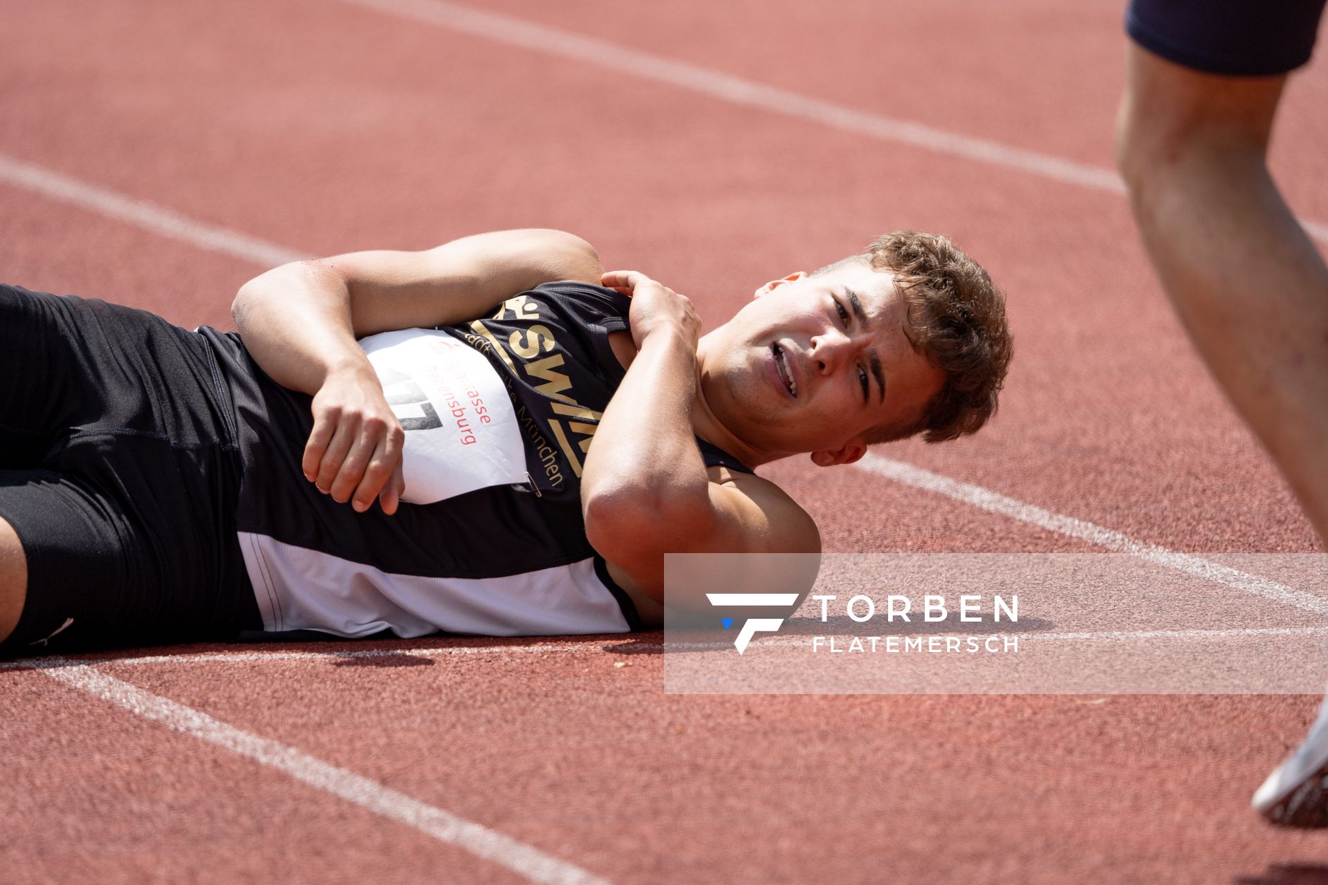 Fabian Olbert (LG Stadtwerke Muenchen) bricht sich das Schluesselbein am 26.07.2020 waehrend der Sparkassen Gala in Regensburg