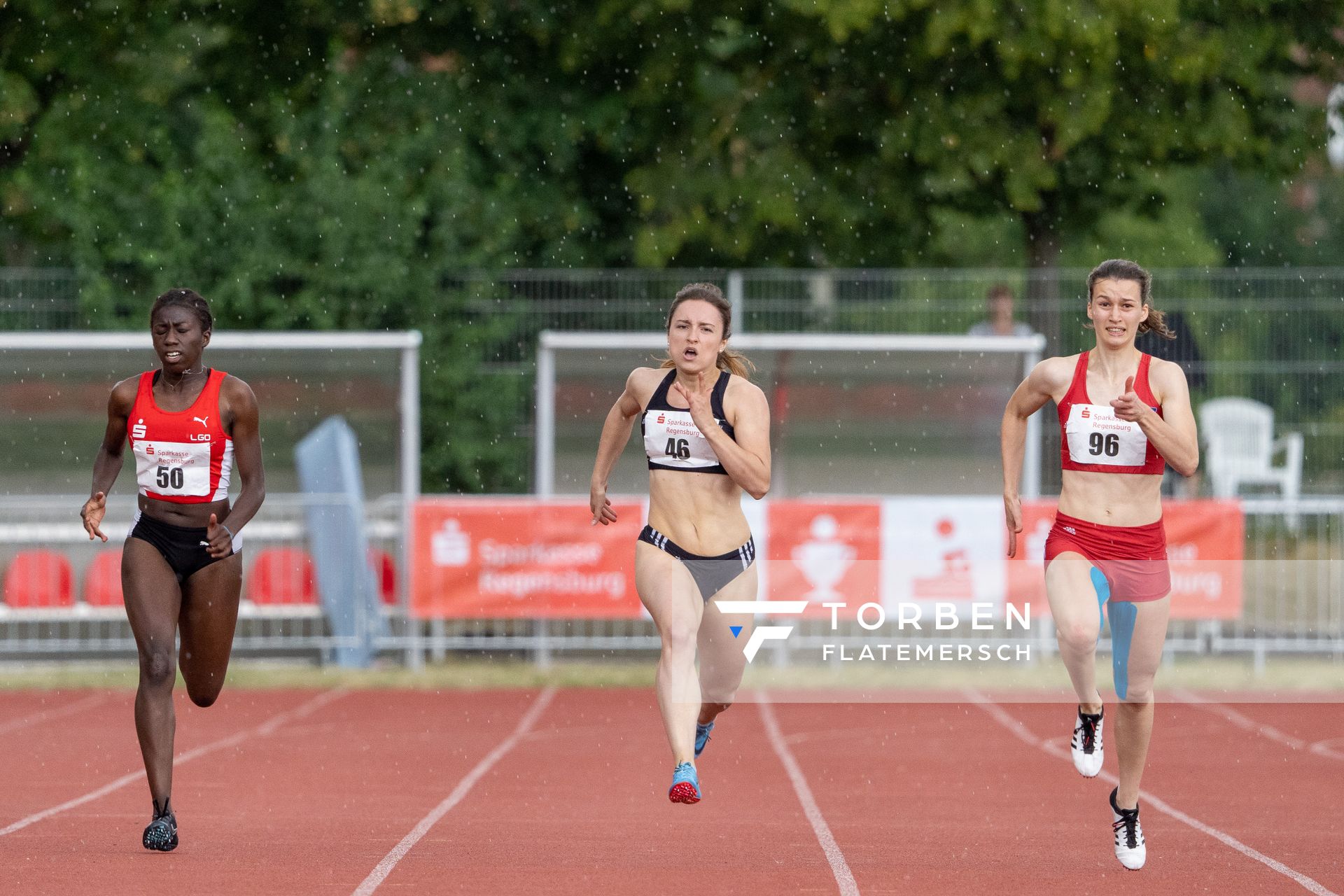 Brenda Cataria-Byll (LG Olympia Dortmund), Marina Scherzl (LG Kreis Dachau), Louise Wieland (Hamburger SV) ueber 200m am 26.07.2020 waehrend der Sparkassen Gala in Regensburg