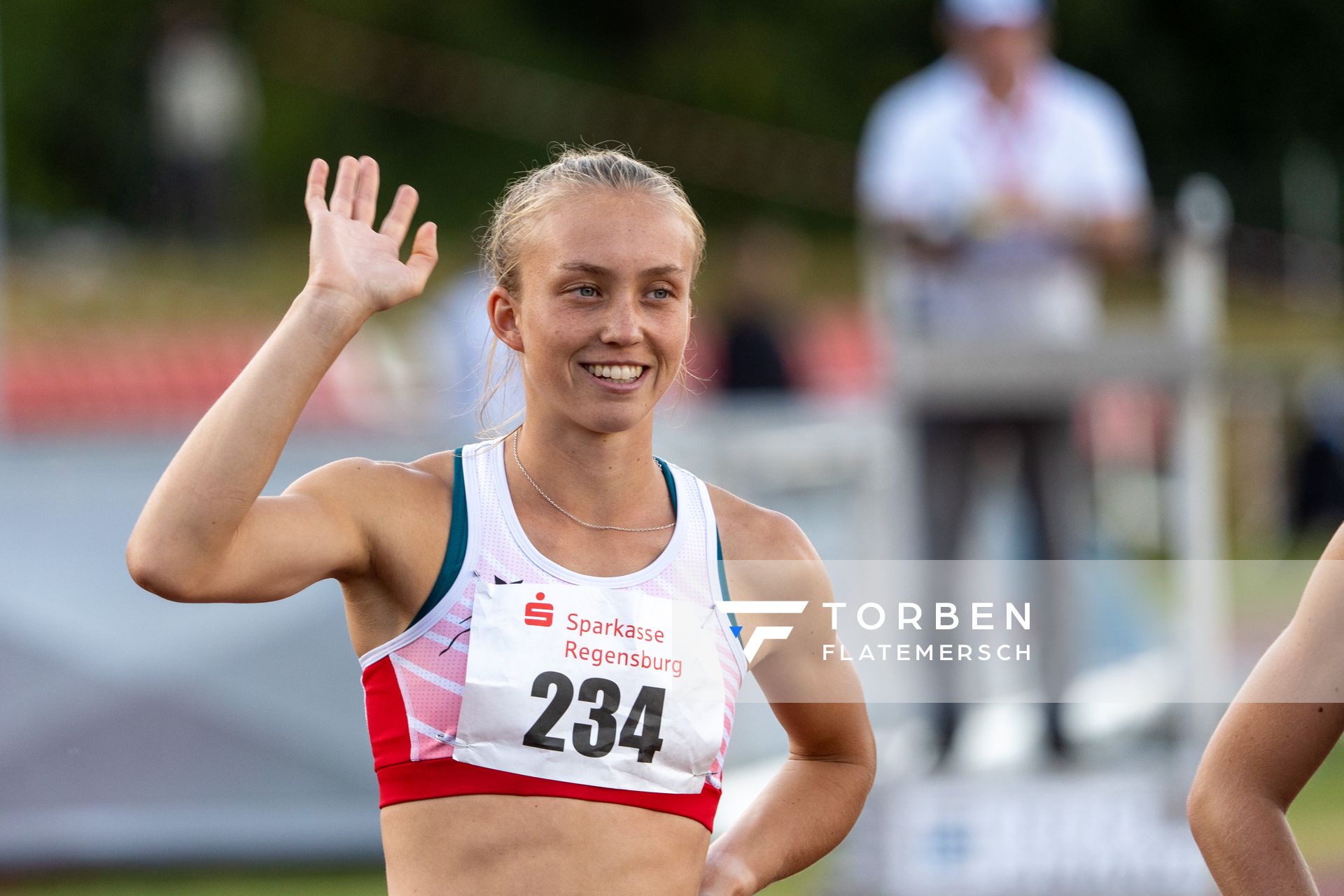 Vera Hoffmann (LC Rehlingen) vor dem 800m Start am 26.07.2020 waehrend der Sparkassen Gala in Regensburg
