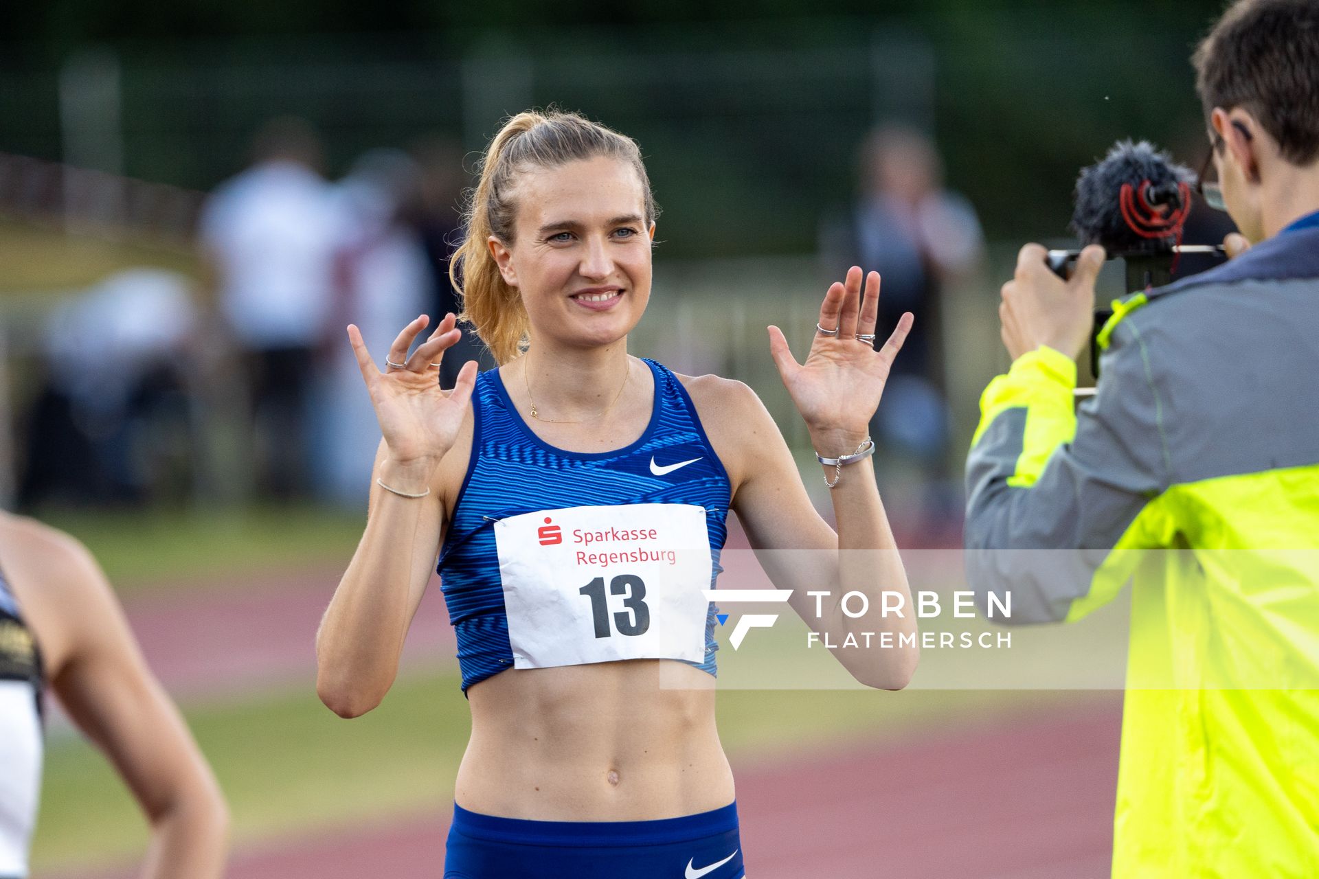 Caterina Granz (LG Nord Berlin) vor dem 800m Start am 26.07.2020 waehrend der Sparkassen Gala in Regensburg