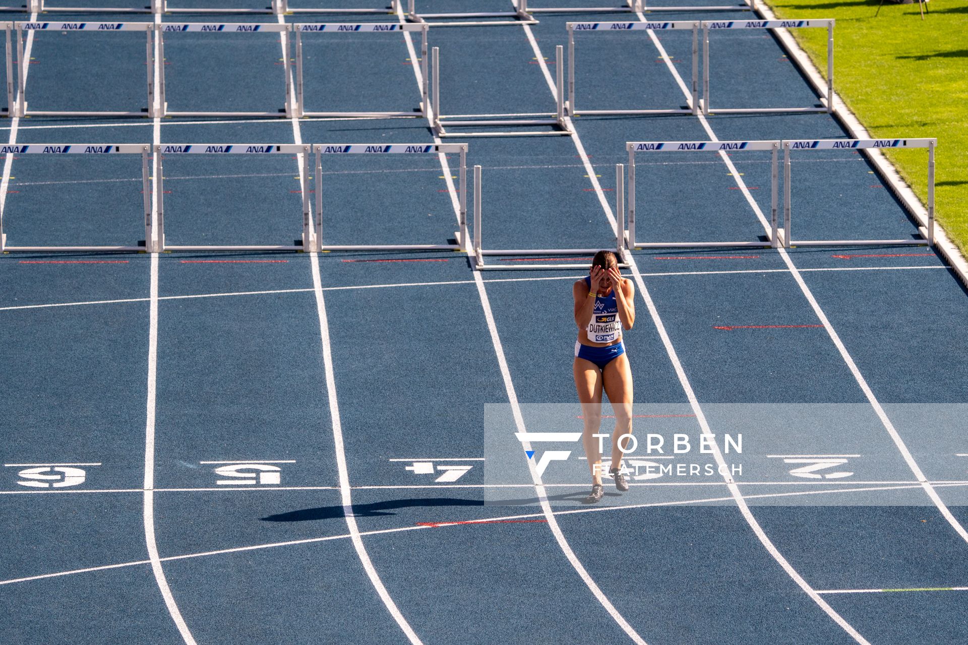 Pamela Dutkiewicz (TV Wattenscheid 01) bleibt an der Huerde haengen am 08.08.2020 waehrend den deutschen Leichtathletik-Meisterschaften 2020 im Eintracht-Stadion in Braunschweig