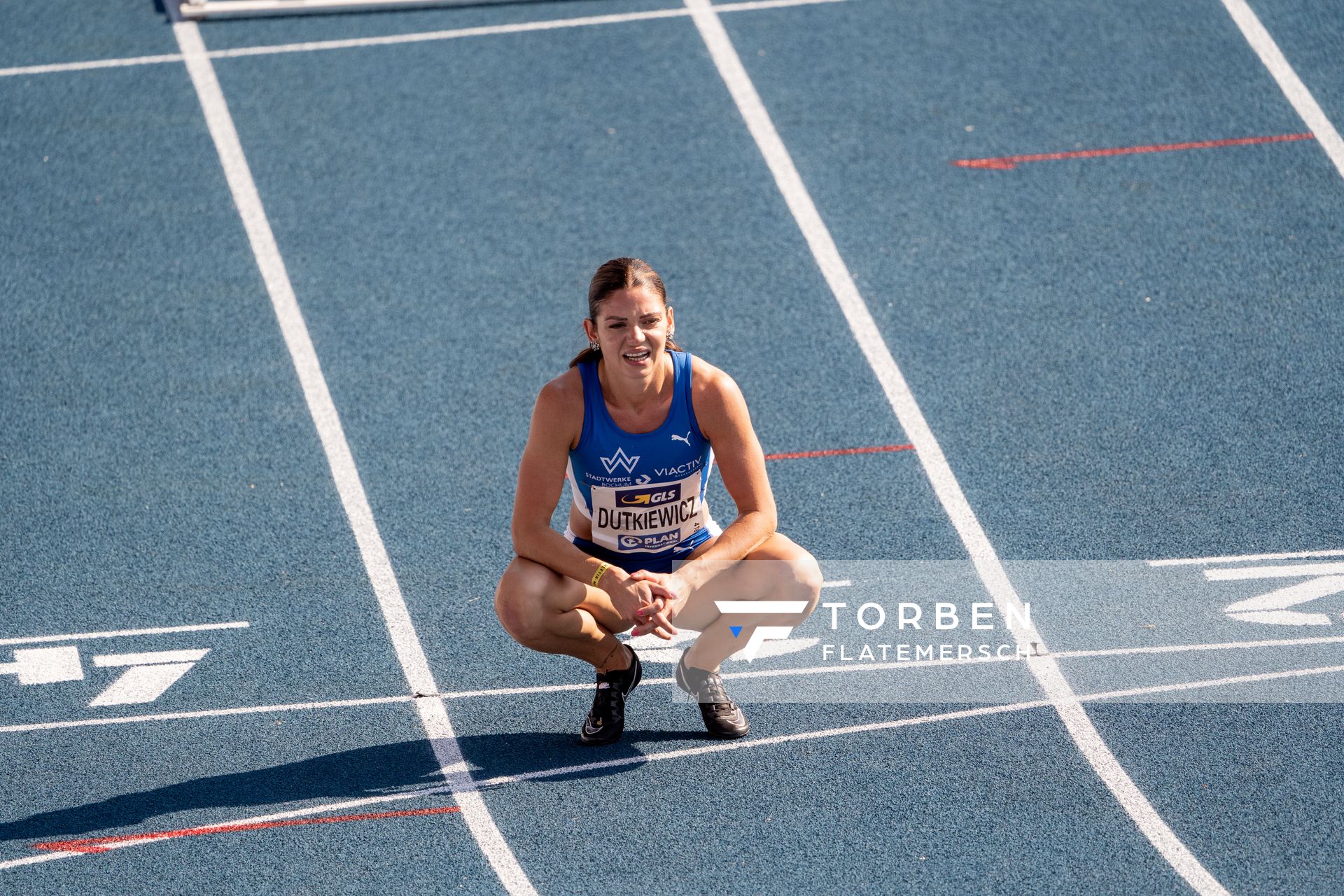 Pamela Dutkiewicz (TV Wattenscheid 01) bleibt an der Huerde haengen am 08.08.2020 waehrend den deutschen Leichtathletik-Meisterschaften 2020 im Eintracht-Stadion in Braunschweig
