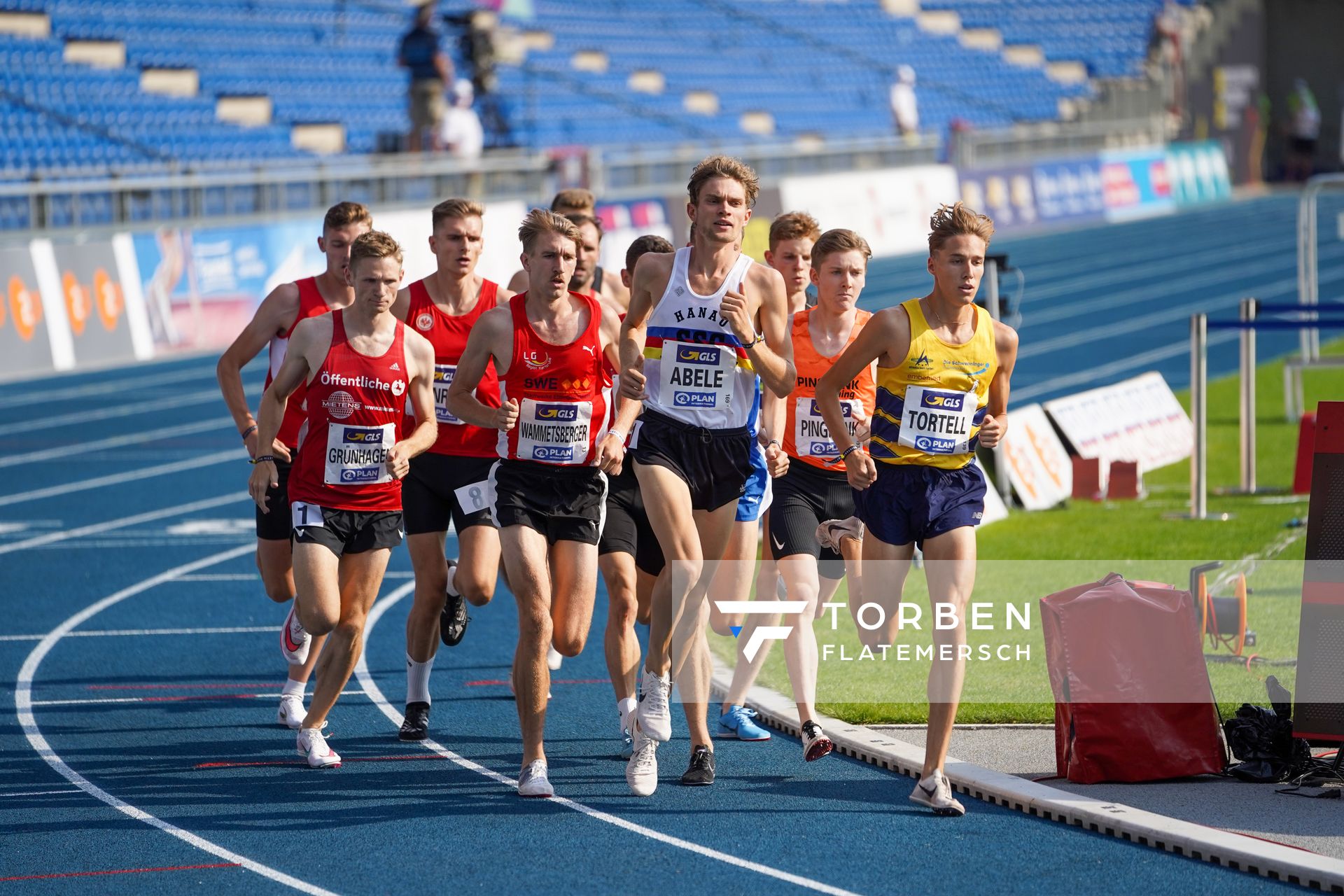 1500m mit Kilian Gruenhagen (LG Braunschweig), Felix Wammetsberger (LG Region Karlsruhe), Lukas Abele (SSC Hanau-Rodenbach), Maximilian Pingpank (Hannover Athletics), Marc Tortell (Athletics Team Karben) am 09.08.2020 waehrend den deutschen Leichtathletik-Meisterschaften 2020 im Eintracht-Stadion in Braunschweig an Tag 2 (Nachmittags-Session)