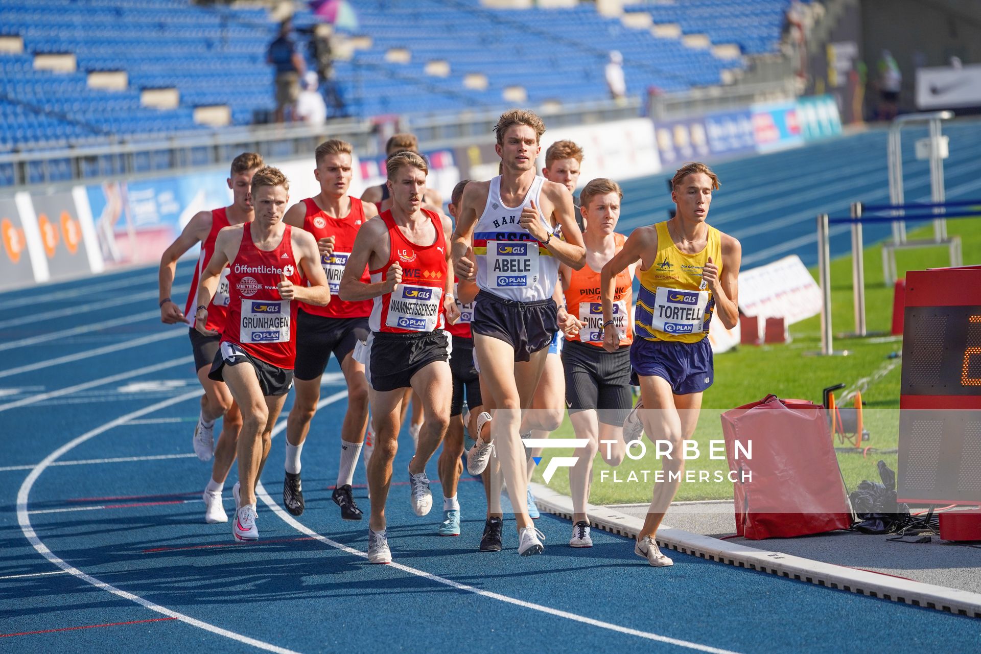 1500m mit Kilian Gruenhagen (LG Braunschweig), Felix Wammetsberger (LG Region Karlsruhe), Lukas Abele (SSC Hanau-Rodenbach), Maximilian Pingpank (Hannover Athletics), Marc Tortell (Athletics Team Karben) am 09.08.2020 waehrend den deutschen Leichtathletik-Meisterschaften 2020 im Eintracht-Stadion in Braunschweig an Tag 2 (Nachmittags-Session)