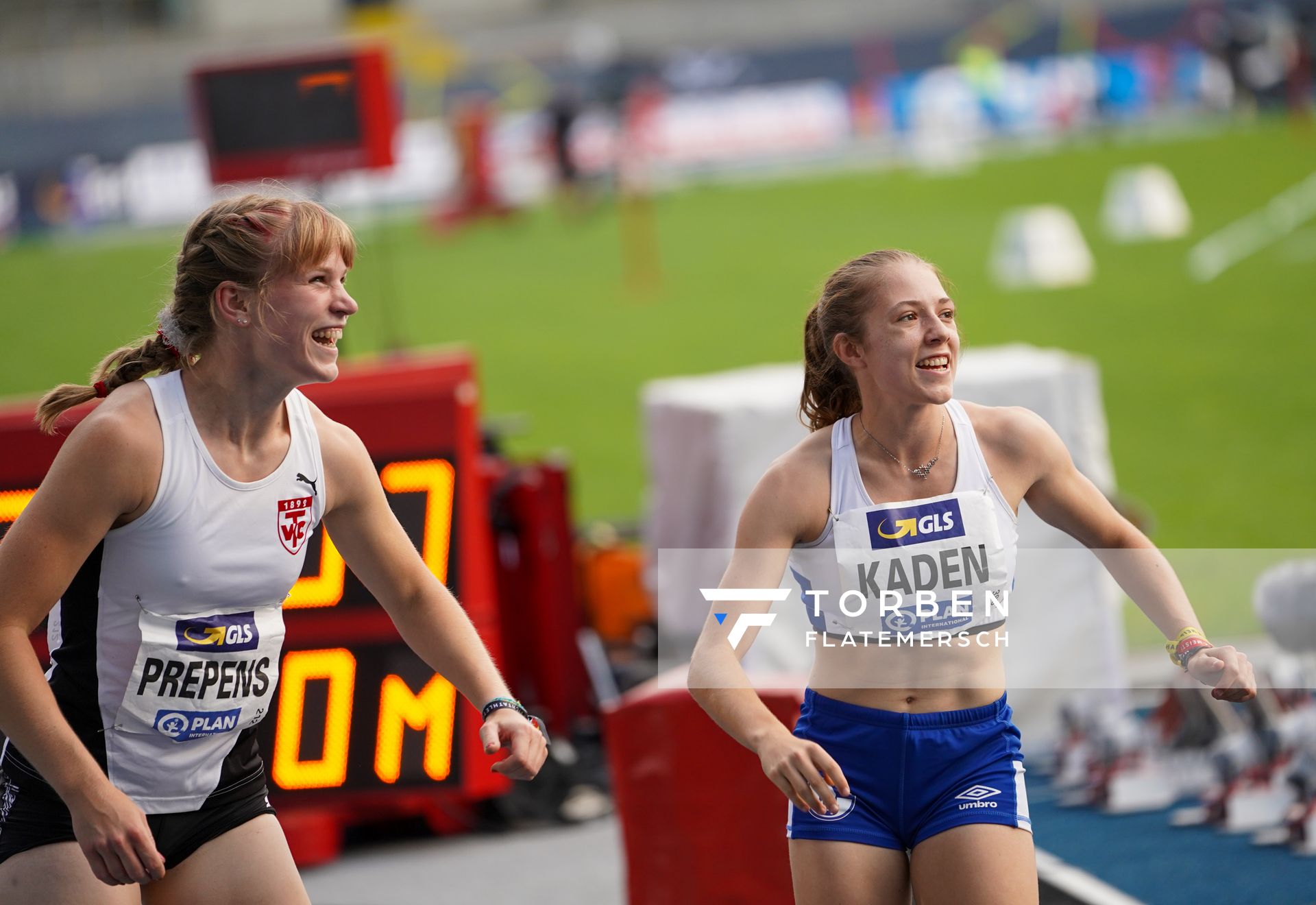 Talea Prepens (TV Cloppenburg) und Lilly Kaden (FC Schalke 04) freuen sich nach dem 200m Finale am 09.08.2020 waehrend den deutschen Leichtathletik-Meisterschaften 2020 im Eintracht-Stadion in Braunschweig an Tag 2 (Nachmittags-Session)