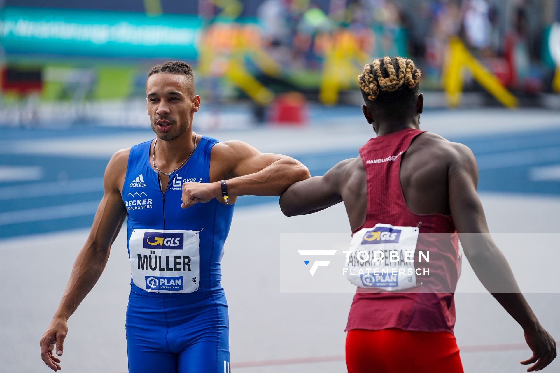 Corona-Check: Deutscher Meister Steven Mueller (LG OVAG Friedberg-Fauerbach) und Lucas Peprah Ansah (Hamburger SV) am 09.08.2020 waehrend den deutschen Leichtathletik-Meisterschaften 2020 im Eintracht-Stadion in Braunschweig an Tag 2 (Nachmittags-Session)