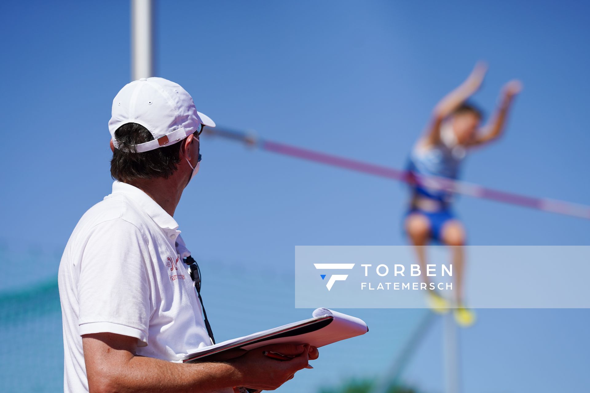 Impressionen: Der Kampfrichter schaut genau hin beim Stabhochsprung ;Deutsche Leichtathletik-Mehrkampfmeisterschaften (Tag 1) am 21.08.2020 in Vaterstetten (Bayern)