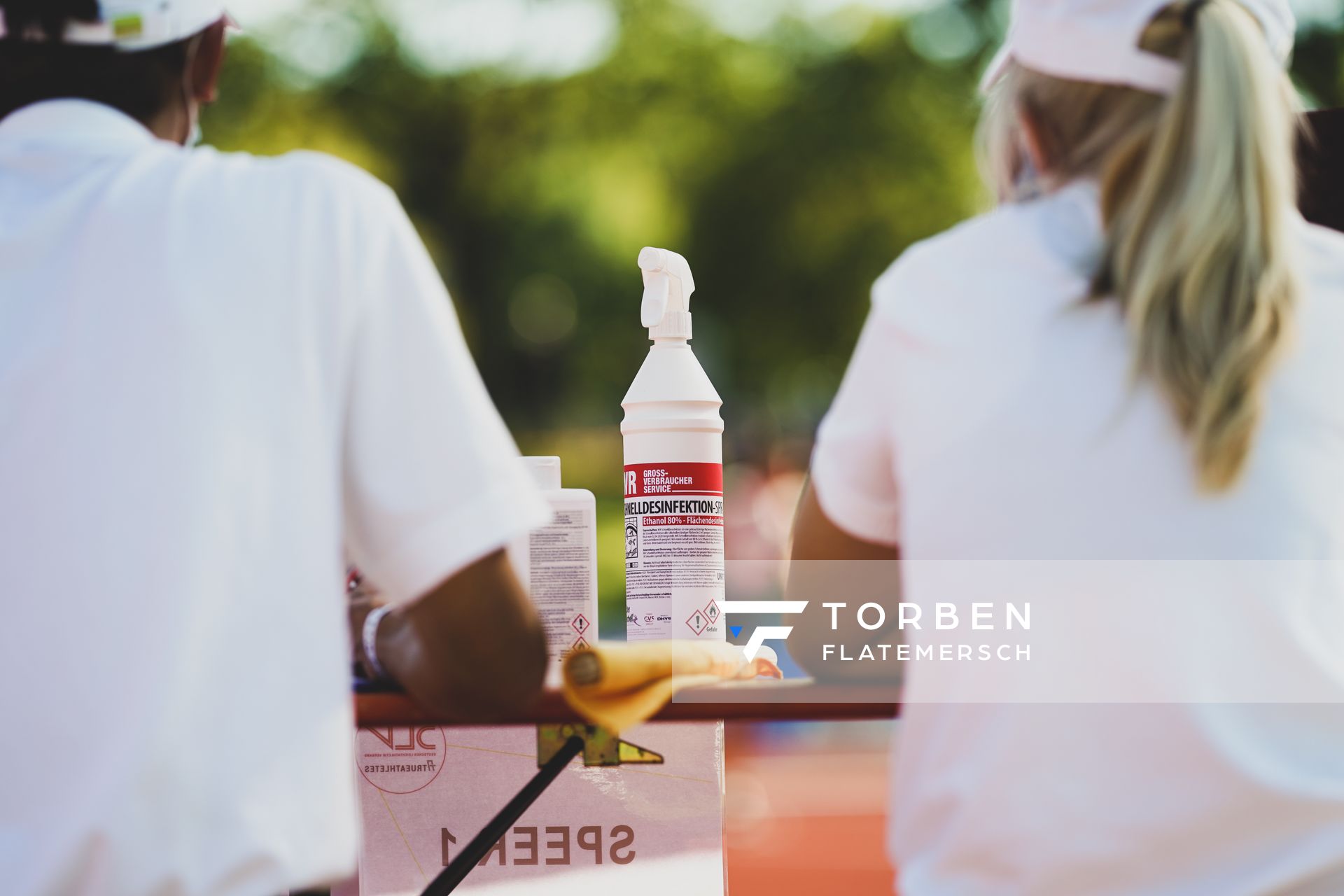 Impression: Ueberall zu finden: Desinfektionsmittel. Hier beim Hochsprung; Deutsche Leichtathletik-Mehrkampfmeisterschaften (Tag 1) am 21.08.2020 in Vaterstetten (Bayern)