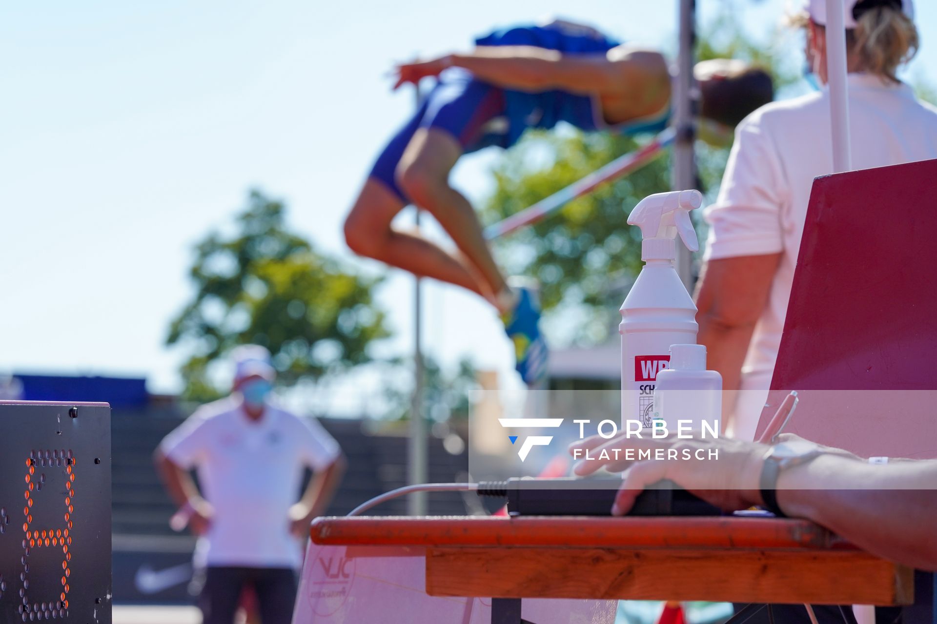Impression: Ueberall zu finden: Desinfektionsmittel. Hier beim Hochsprung; Deutsche Leichtathletik-Mehrkampfmeisterschaften (Tag 1) am 21.08.2020 in Vaterstetten (Bayern)