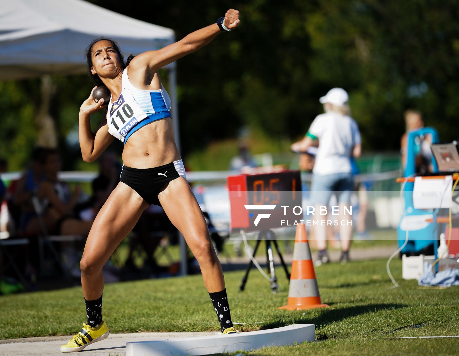 Alyssa Tagbo (TV Gladbeck 1912) beim Kugelstossen ;Deutsche Leichtathletik-Mehrkampfmeisterschaften (Tag 1) am 21.08.2020 in Vaterstetten (Bayern)