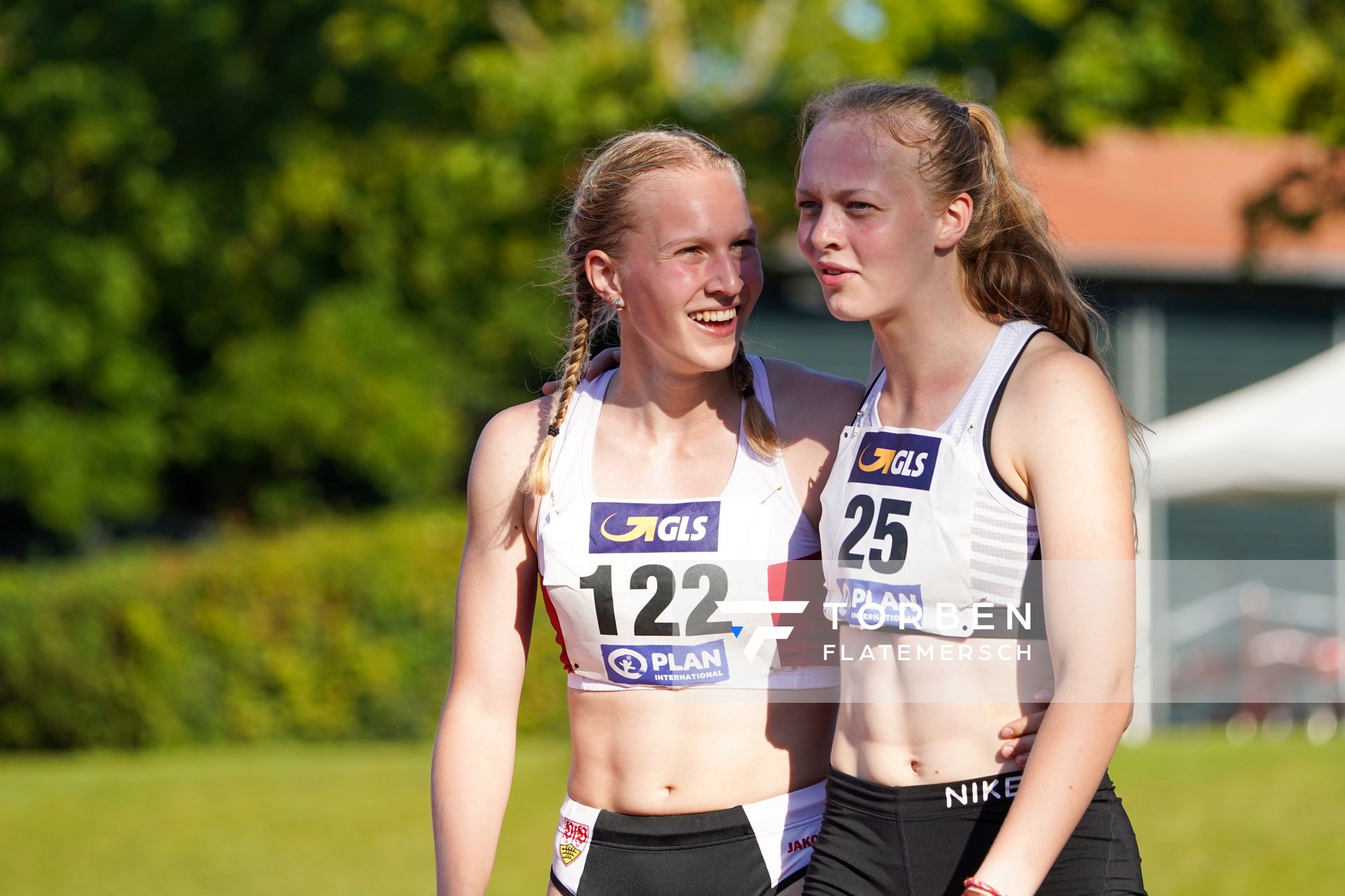 Lill Wolf (VfB Stuttgart 1893) und Tabea Eitel (LG Filder) nach dem 100m Lauf;Deutsche Leichtathletik-Mehrkampfmeisterschaften (Tag 1) am 21.08.2020 in Vaterstetten (Bayern)