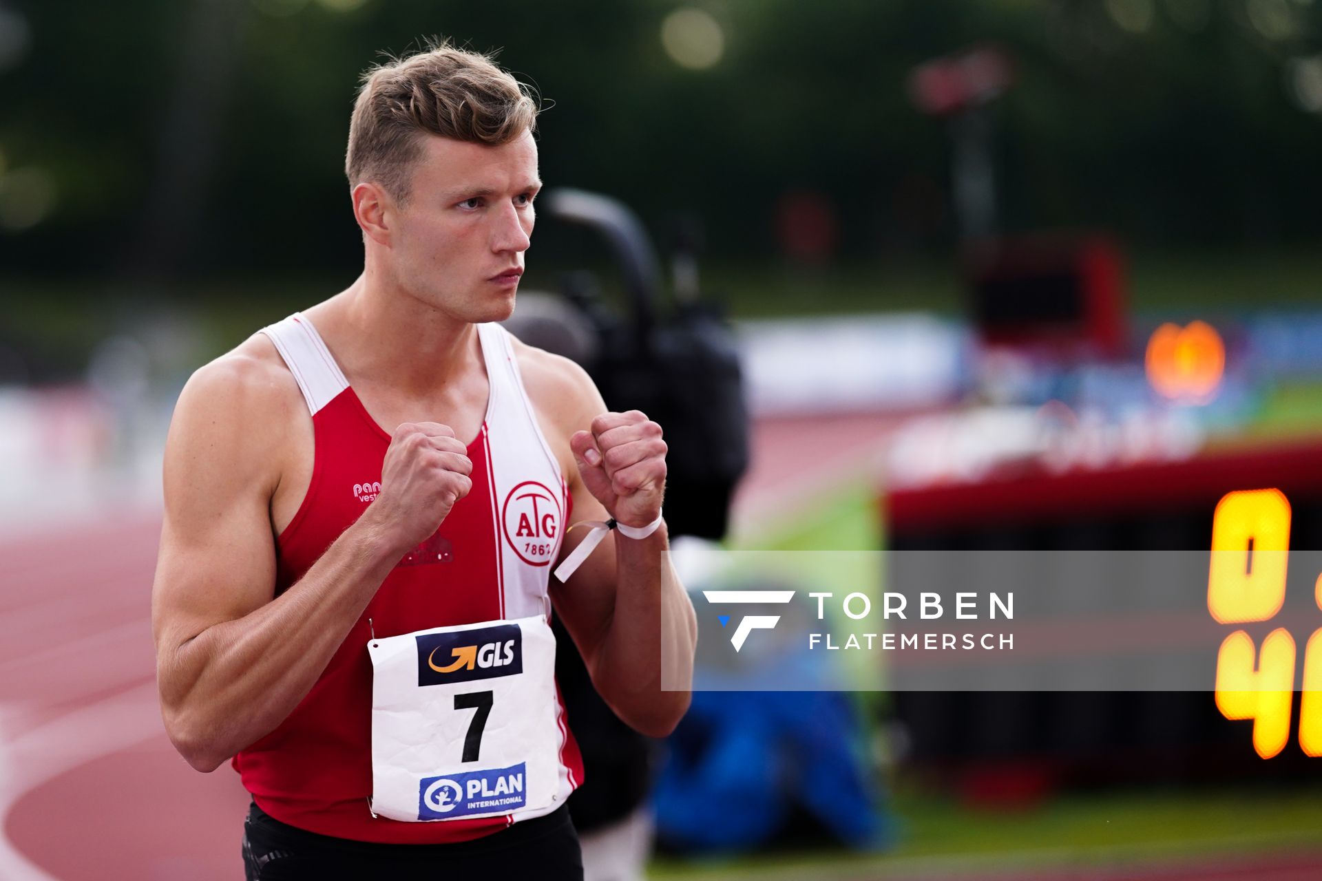 Nico Beckers (Aachener TG) vor dem 400m Lauf; Deutsche Leichtathletik-Mehrkampfmeisterschaften (Tag 2) am 22.08.2020 in Vaterstetten (Bayern)