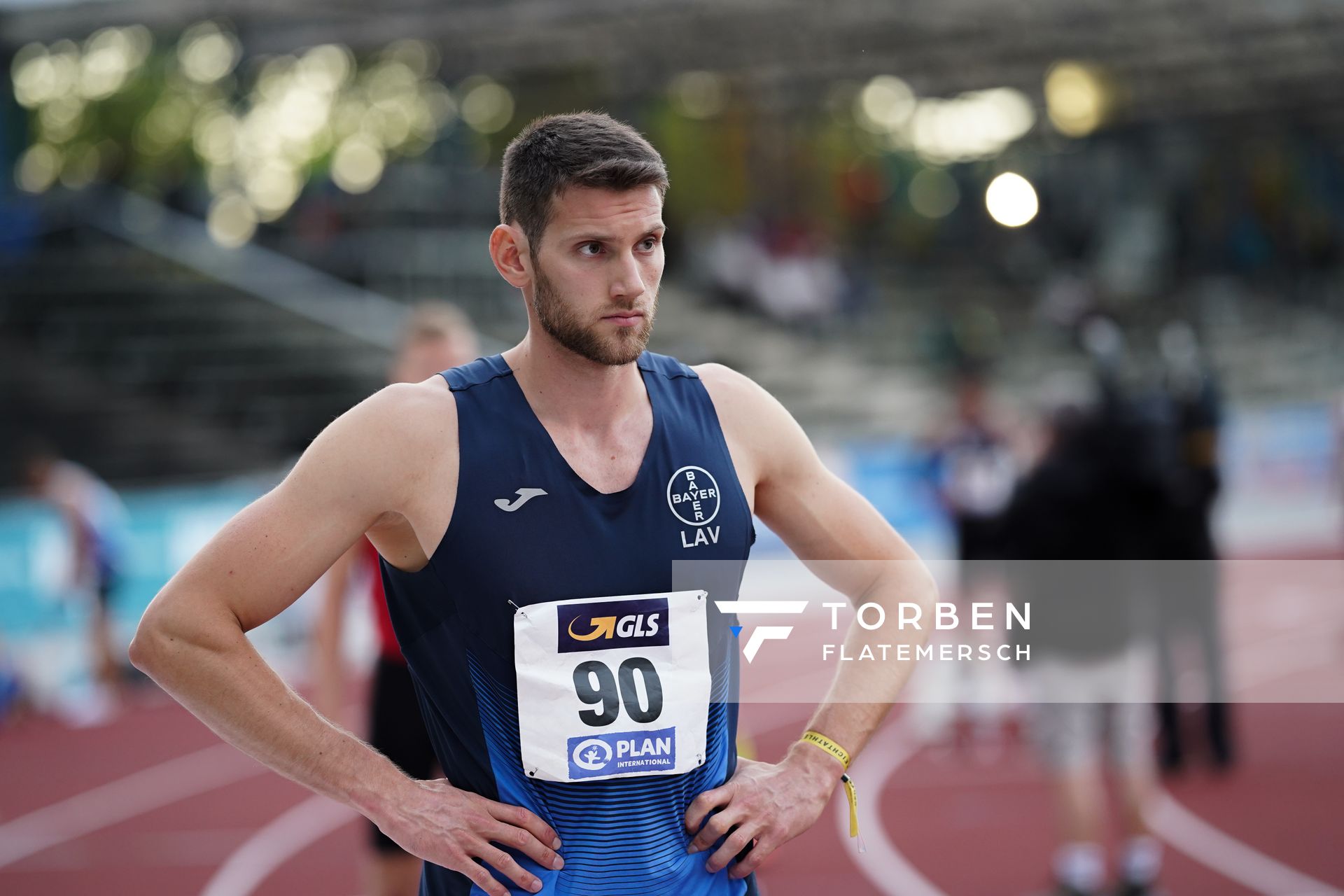 Jan Ruhrmann (LAV Bayer Uerdingen/Dormagen) vor dem 400m Lauf; Deutsche Leichtathletik-Mehrkampfmeisterschaften (Tag 2) am 22.08.2020 in Vaterstetten (Bayern)