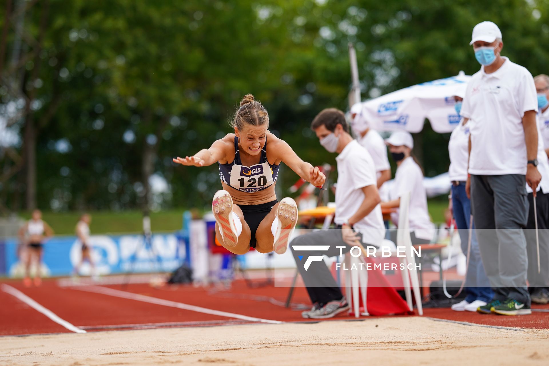 Leonie Weindorf (USC Mainz) beim Weitsprung; Deutsche Leichtathletik-Mehrkampfmeisterschaften (Tag 3) am 23.08.2020 in Vaterstetten (Bayern)