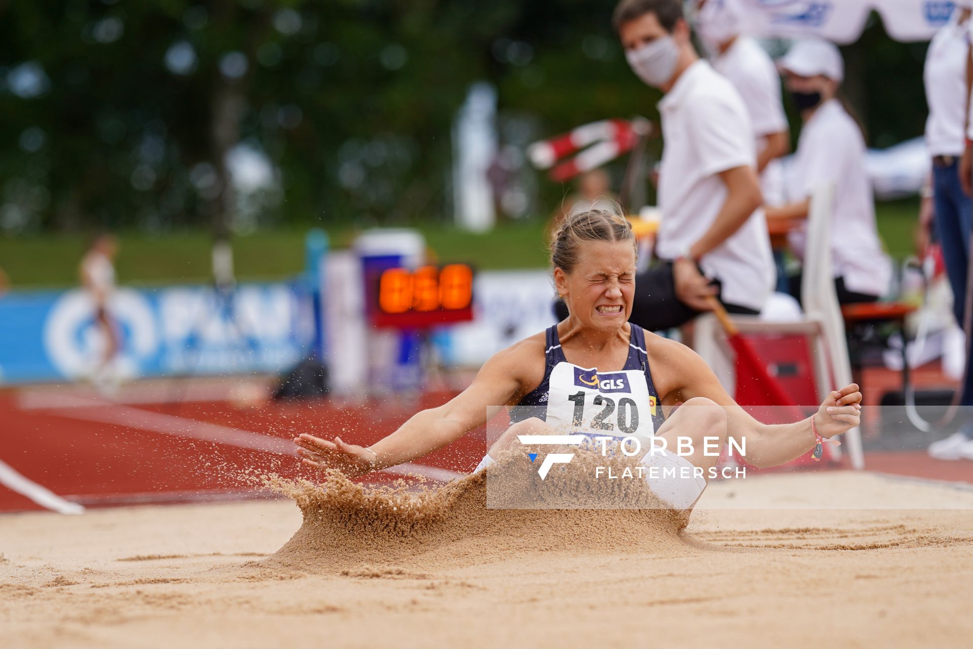 Leonie Weindorf (USC Mainz) beim Weitsprung; Deutsche Leichtathletik-Mehrkampfmeisterschaften (Tag 3) am 23.08.2020 in Vaterstetten (Bayern)