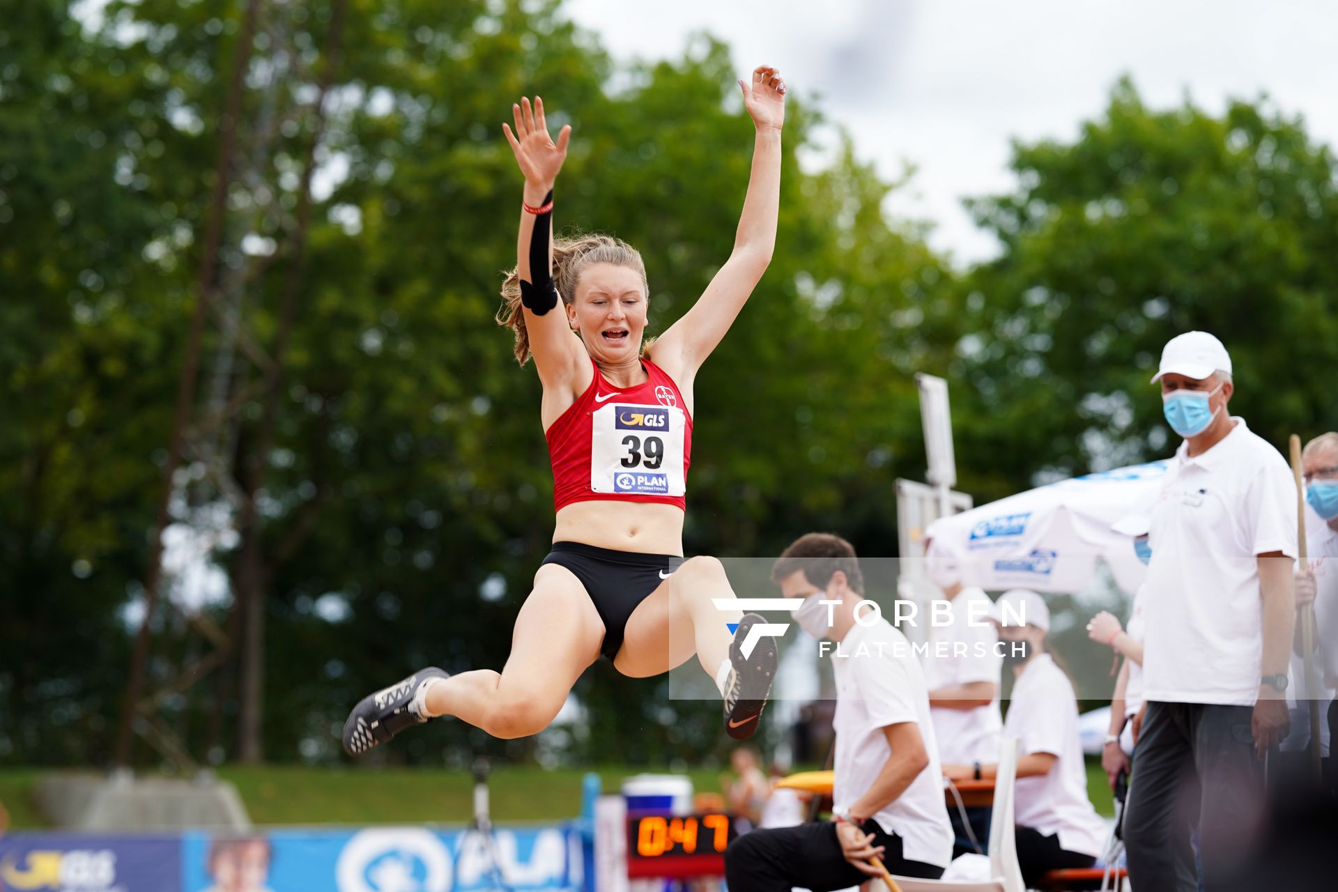 Pauline Hillebrand (TSV Bayer 04 Leverkusen) beim Weitsprung; Deutsche Leichtathletik-Mehrkampfmeisterschaften (Tag 3) am 23.08.2020 in Vaterstetten (Bayern)