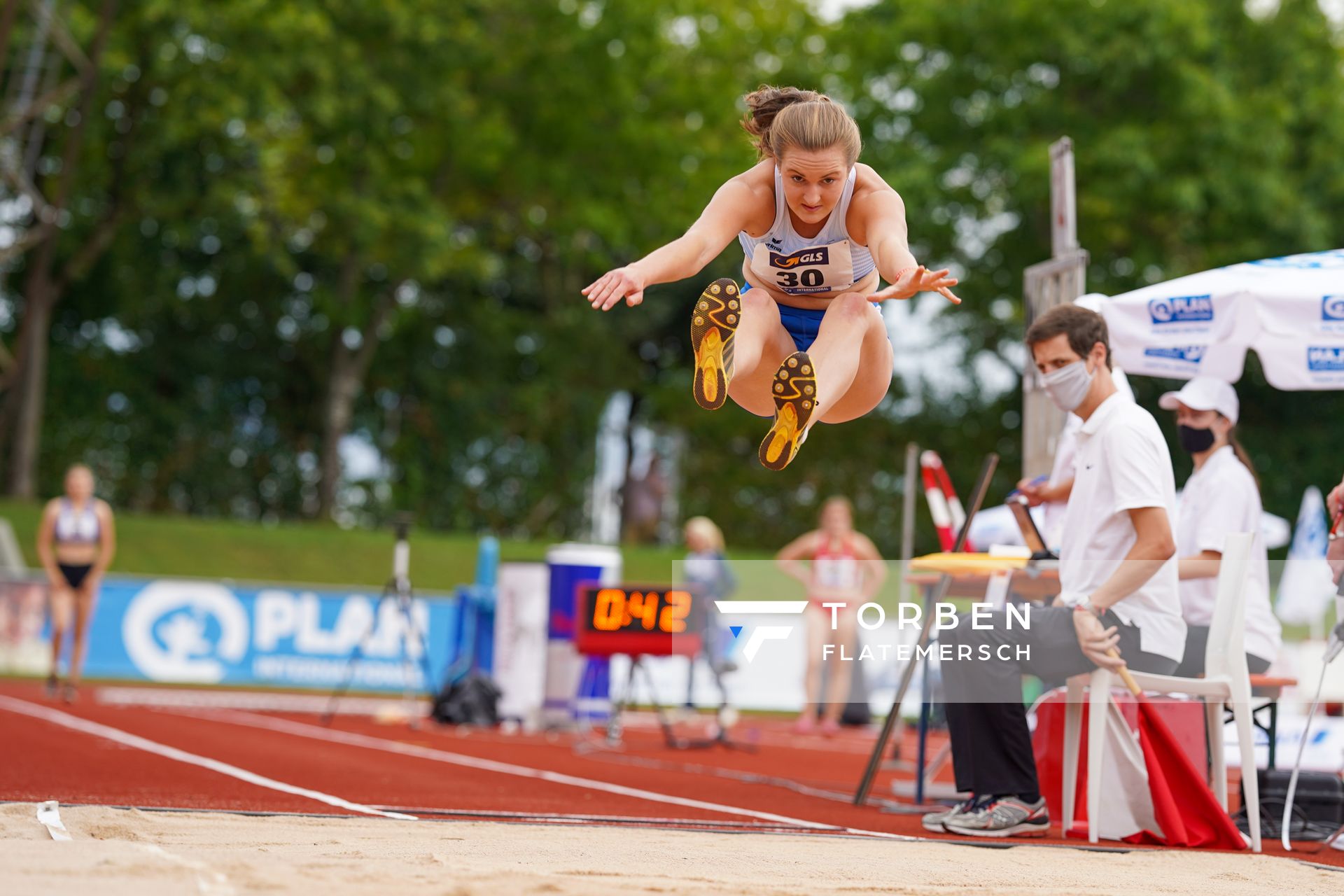 Sarah Gilles (LAZ Zweibruecken) beim Weitsprung; Deutsche Leichtathletik-Mehrkampfmeisterschaften (Tag 3) am 23.08.2020 in Vaterstetten (Bayern)