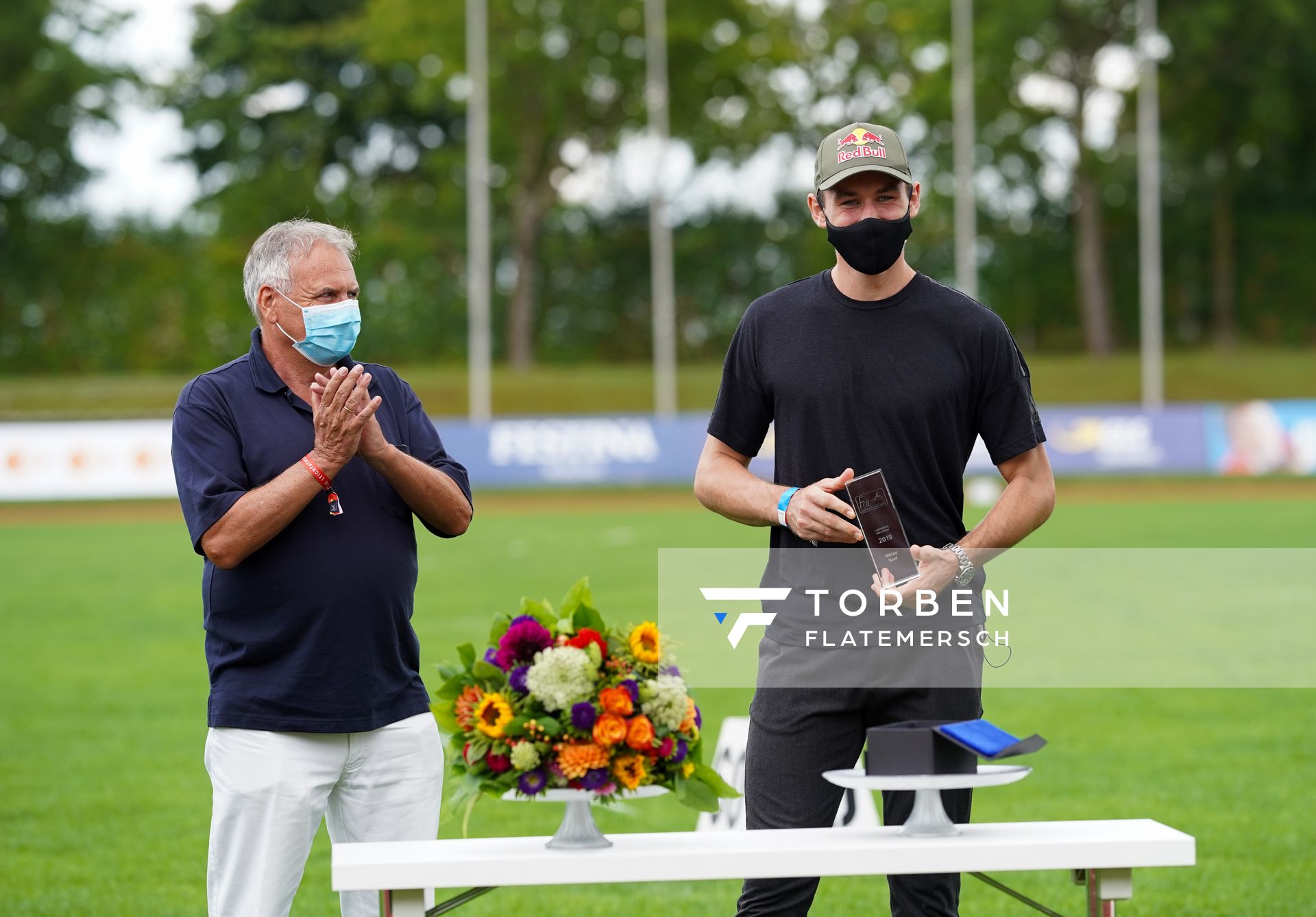 Roland Frey (Freunde der Leichtathletik) und Niklas Kaul (USC Mainz) bei der Ehrung für den Sportler des Jahres 2019; Deutsche Leichtathletik-Mehrkampfmeisterschaften (Tag 3) am 23.08.2020 in Vaterstetten (Bayern)