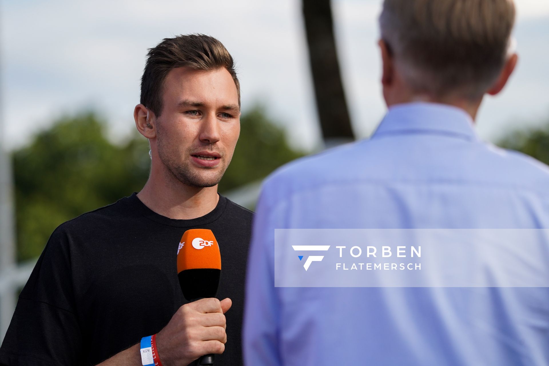 Niklas Kaul (USC Mainz) als Kommentator beim ZDF; Deutsche Leichtathletik-Mehrkampfmeisterschaften (Tag 3) am 23.08.2020 in Vaterstetten (Bayern)