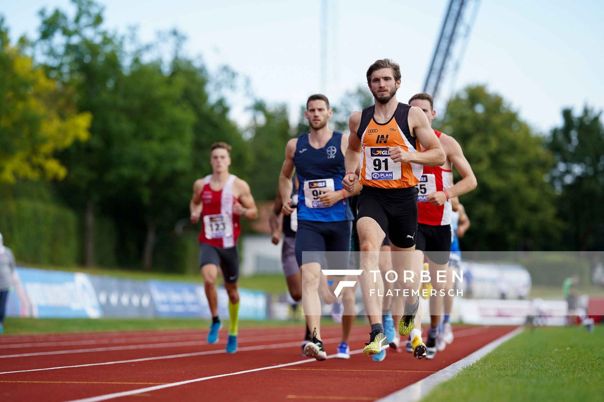 1500m der Maenner mit Jan Ruhrmann (LAV Bayer Uerdingen/Dormagen) und Mario Saur (MTV 1881 Ingolstadt; Deutsche Leichtathletik-Mehrkampfmeisterschaften (Tag 3) am 23.08.2020 in Vaterstetten (Bayern)