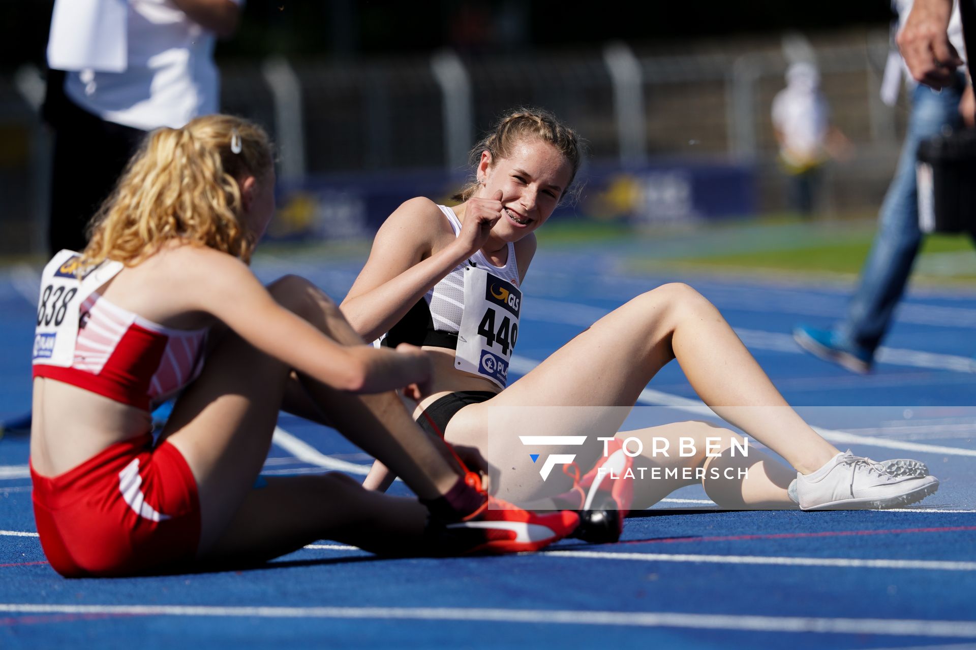 Justine Wehner (Sportclub Magdeburg) und Nele Kuehn (LG Eintracht Frankfurt) nach dem 400m Vorlauf am 04.09.2020 waehrend den deutschen Leichtathletik-Jugendmeisterschaften im Frankenstadion in Heilbronn (Tag1)