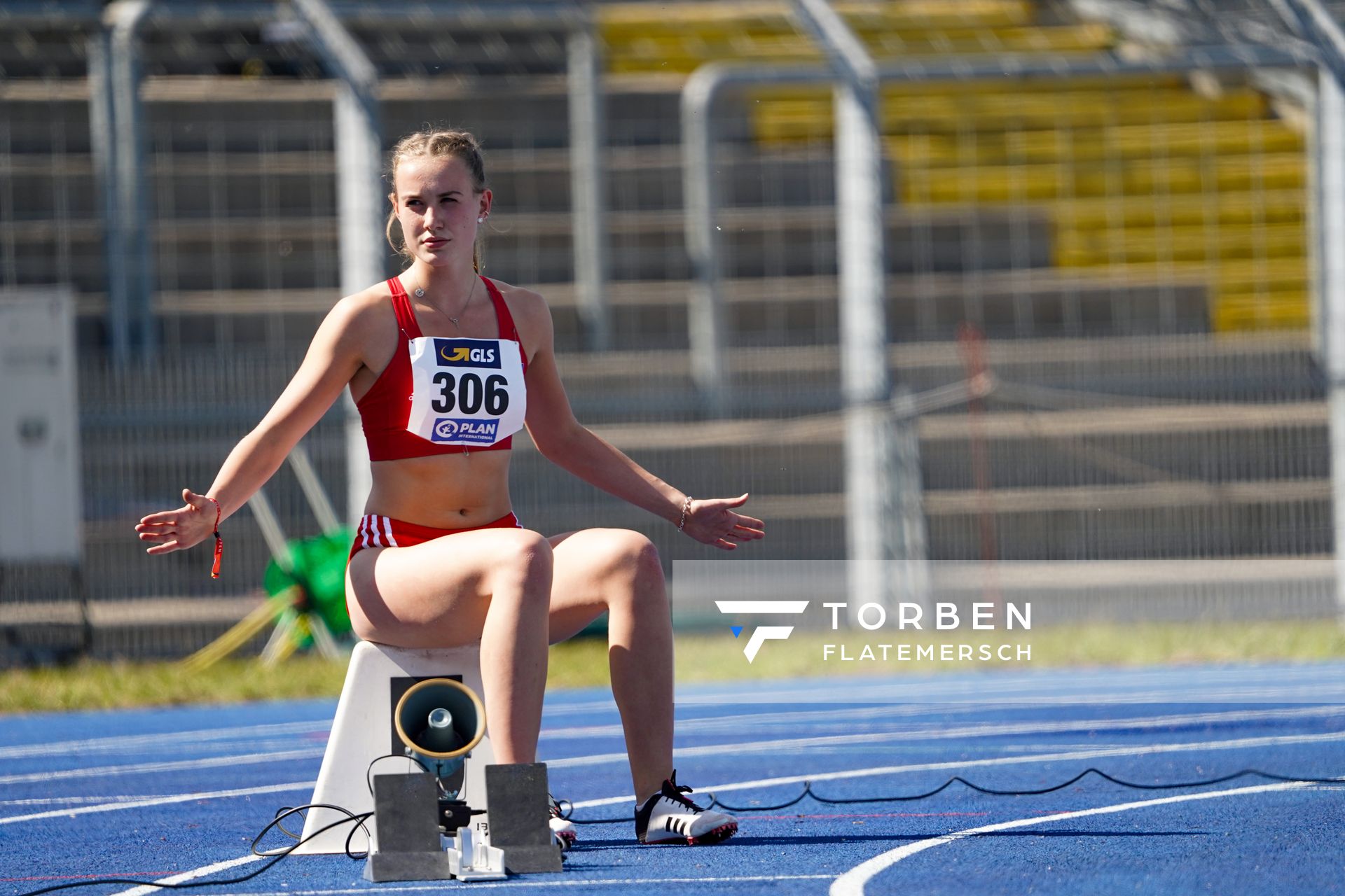 Lysann Helms (Hamburger SV) wartet auf ihren Start, da die Startanlage technische Schwierigkeiten hatte am 04.09.2020 waehrend den deutschen Leichtathletik-Jugendmeisterschaften im Frankenstadion in Heilbronn (Tag1)