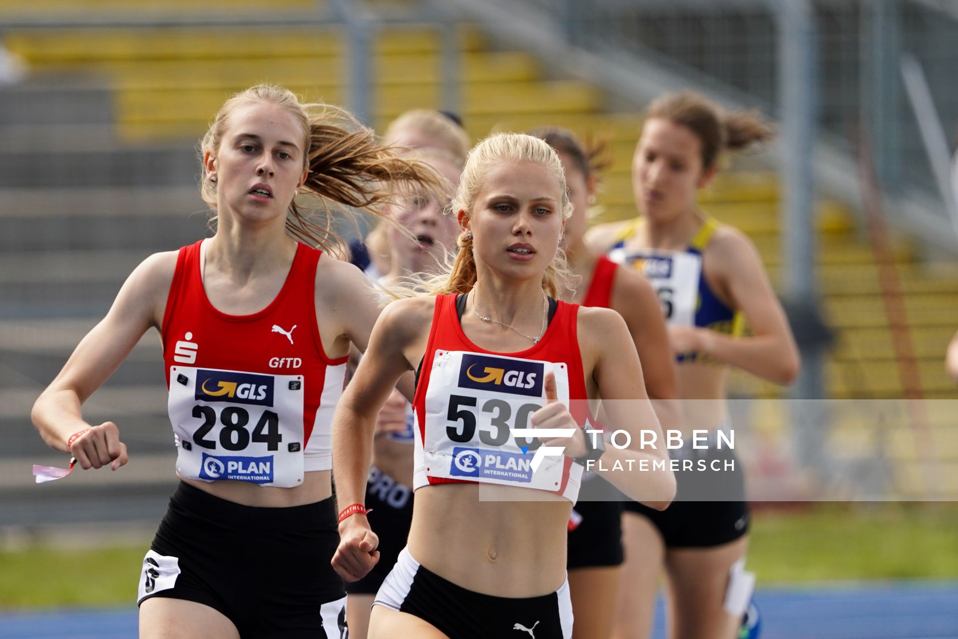 Louisa Hassel (LG Olympia Dortmund) und Lisa Merkel (LG Region Karlsruhe) im 1500m Vorlauf am 04.09.2020 waehrend den deutschen Leichtathletik-Jugendmeisterschaften im Frankenstadion in Heilbronn (Tag1)