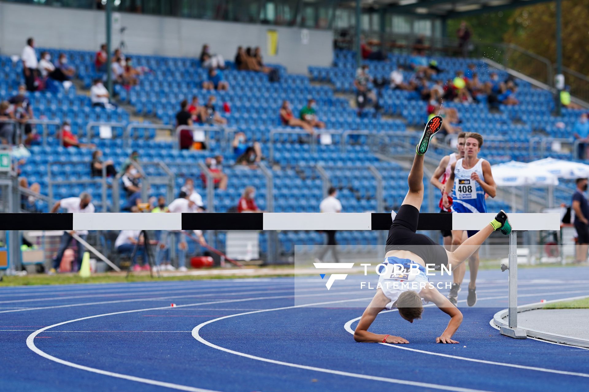 Jonas Kulgemeyer (OTB Osnabrueck) stürzt in der letzten Runde am Hindernis am 04.09.2020 waehrend den deutschen Leichtathletik-Jugendmeisterschaften im Frankenstadion in Heilbronn (Tag1)