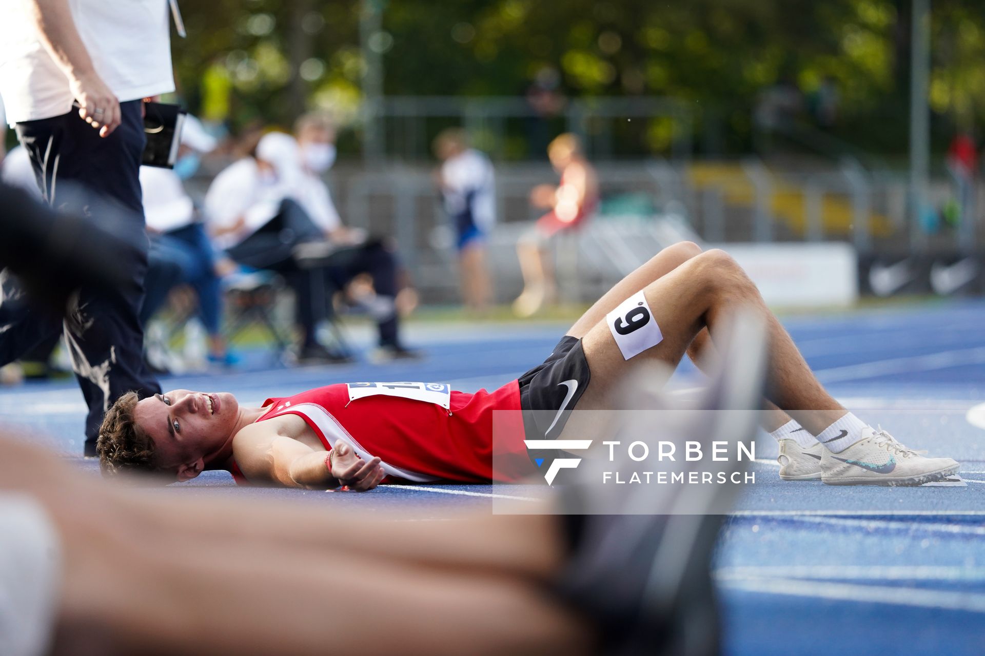 Felix Ebel (Emder Laufgemeinschaft) nach den 3000m waehrend den deutschen Leichtathletik-Jugendmeisterschaften im Frankenstadion in Heilbronn (Tag1)