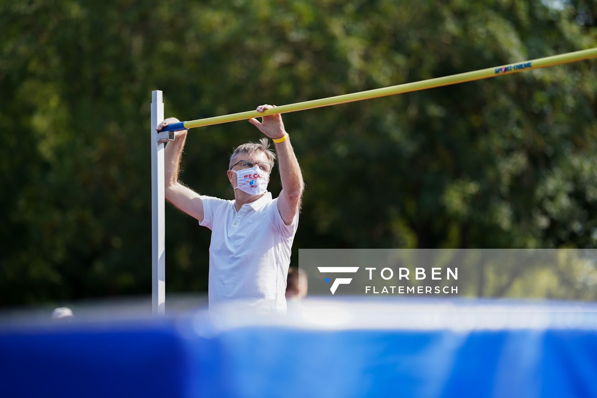 Der NLV Praesident Uwe Schuenemann packt mit beim Hochsprung am 12.09.2020 waehrend den niedersaechsischen Leichtathletik-Landesmeisterschaften im Erika-Fisch-Stadion in Hannover (Tag 1)