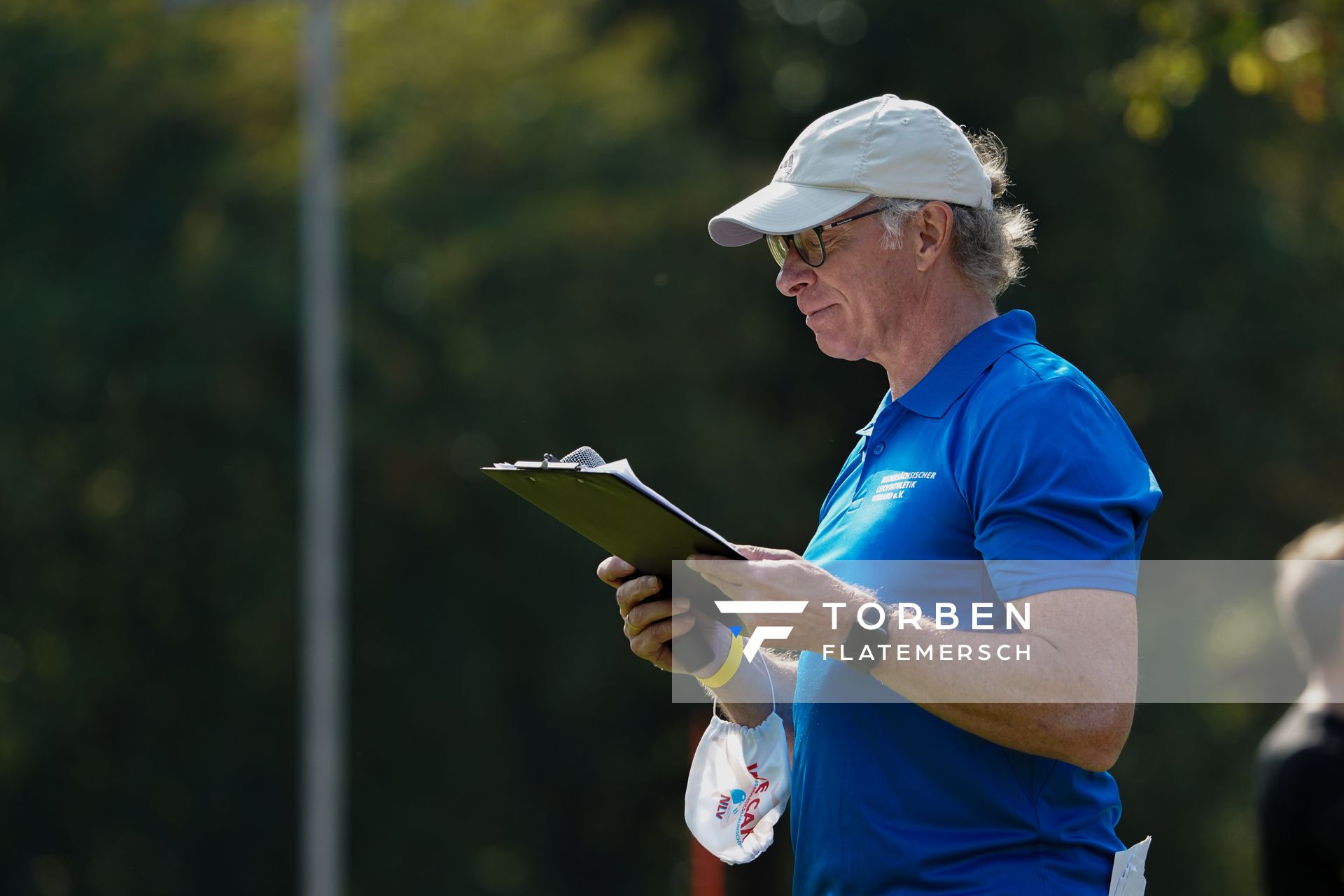 Der Stadionsprecher am 12.09.2020 waehrend den niedersaechsischen Leichtathletik-Landesmeisterschaften im Erika-Fisch-Stadion in Hannover (Tag 1)