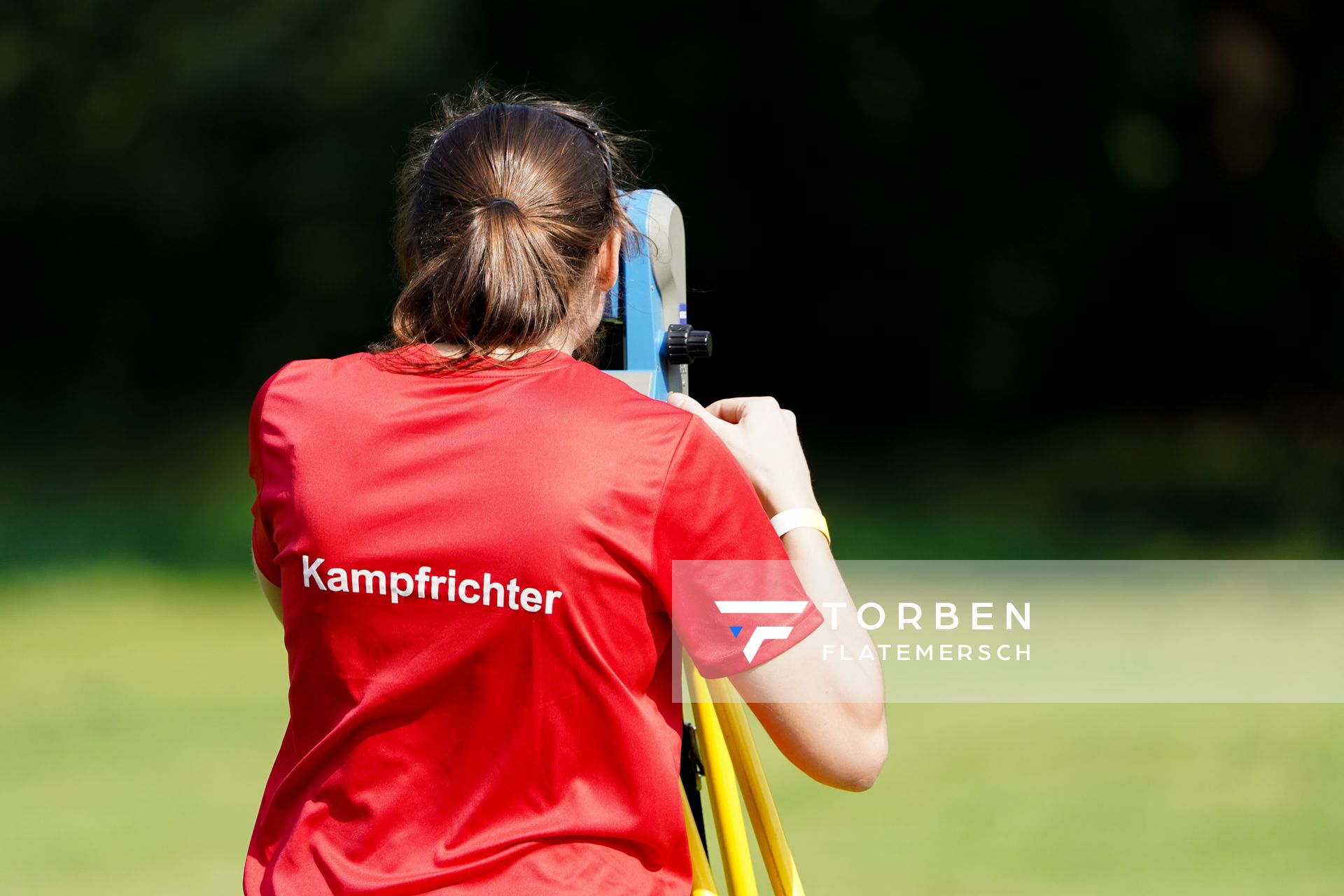 Kampfrichter beim Hammerwurf messen am 12.09.2020 waehrend den niedersaechsischen Leichtathletik-Landesmeisterschaften im Erika-Fisch-Stadion in Hannover (Tag 1)