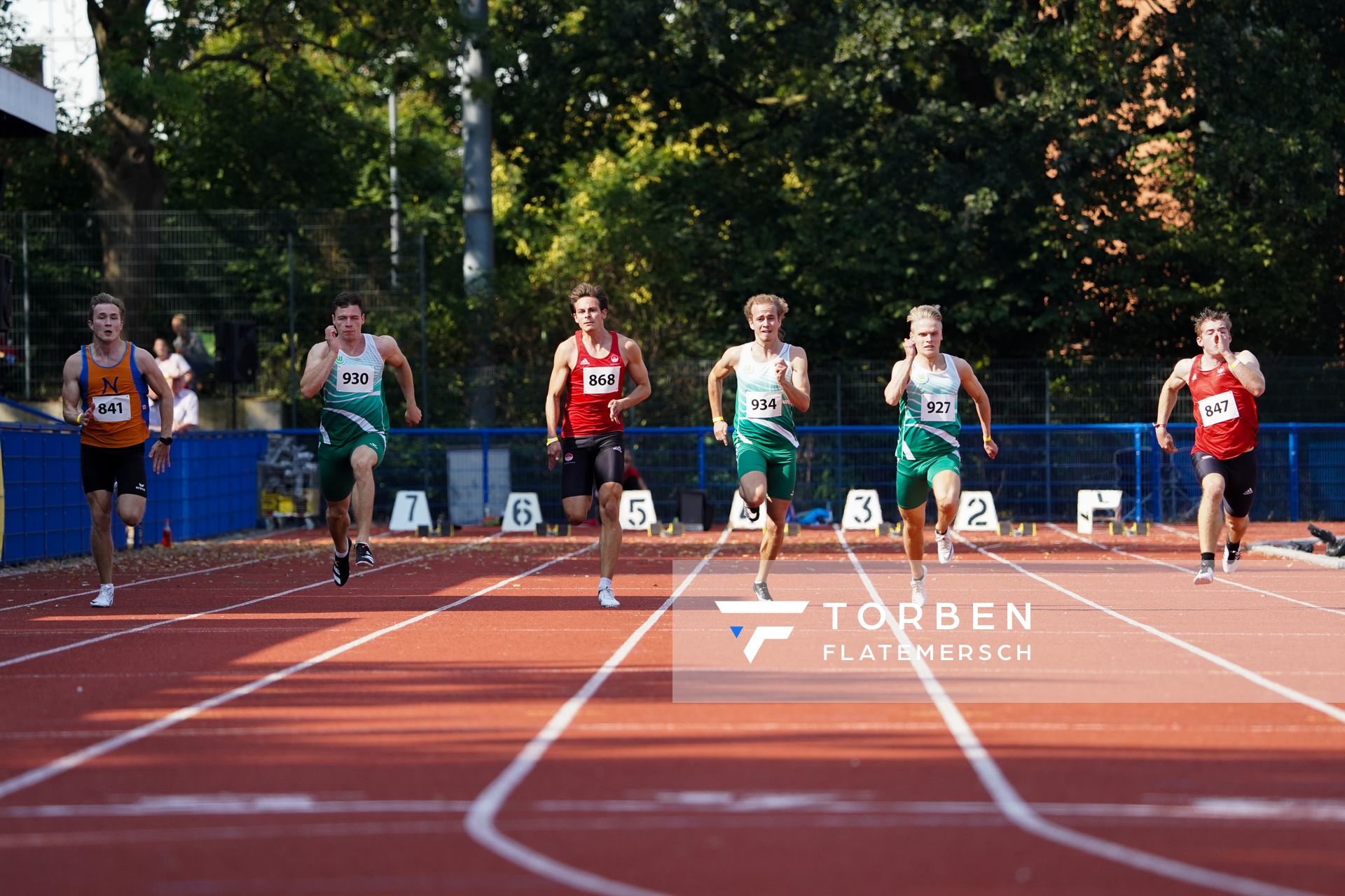 100m Finale der Maenner mit (vl.n.r): Till Meyerhoff (TV Norden), Michel Meissner (VfL Wolfsburg), Robert Wolters (VfL Eintracht Hannover), Jeron Serbin (VfL Wolfsburg), Magnus Bunar (VfL Wolfsburg) und Armin Baaske (VfL Eintracht Hannover) am 12.09.2020 waehrend den niedersaechsischen Leichtathletik-Landesmeisterschaften im Erika-Fisch-Stadion in Hannover (Tag 1)