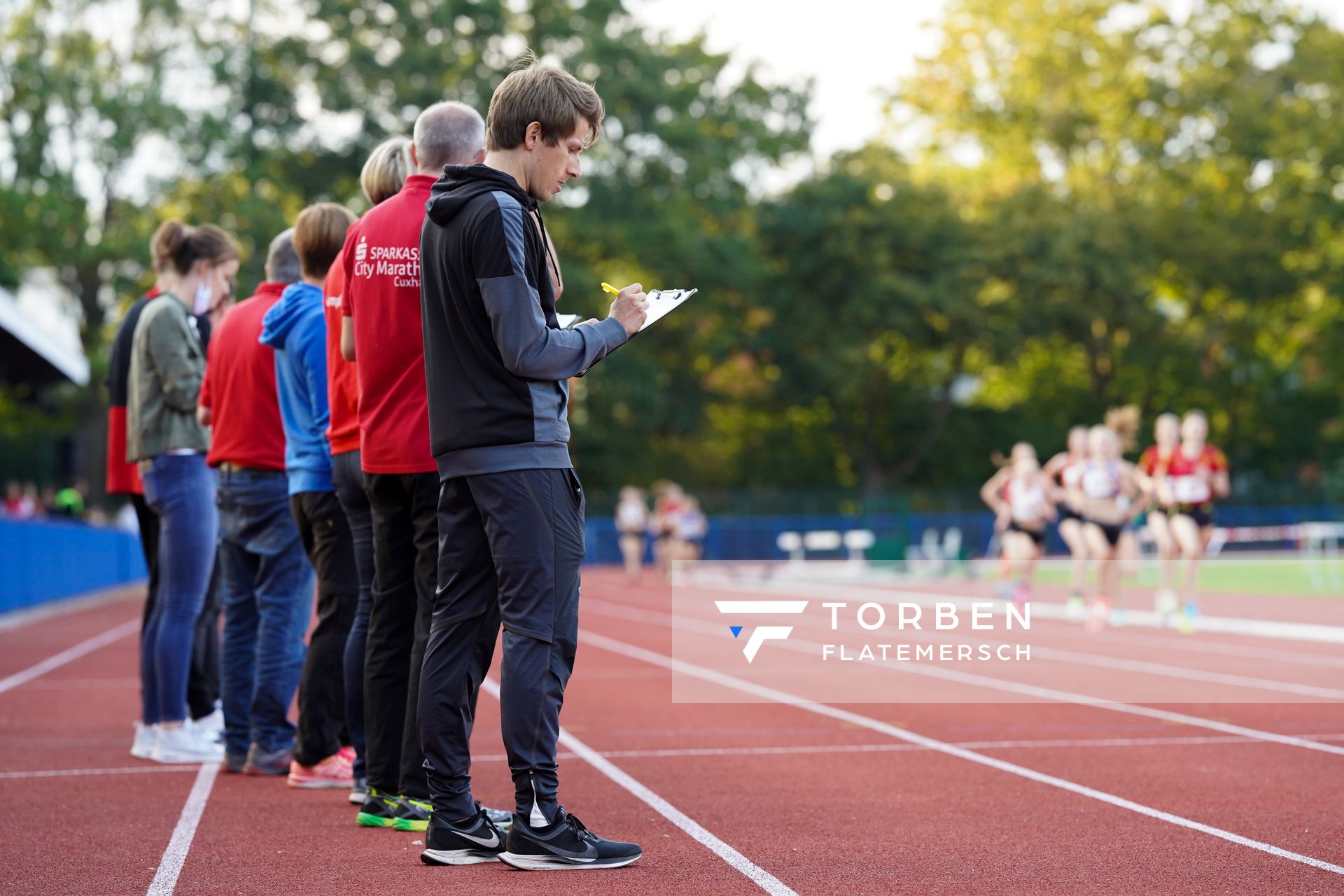 Kampfrichter beim Rundenzaehlen am 12.09.2020 waehrend den niedersaechsischen Leichtathletik-Landesmeisterschaften im Erika-Fisch-Stadion in Hannover (Tag 1)