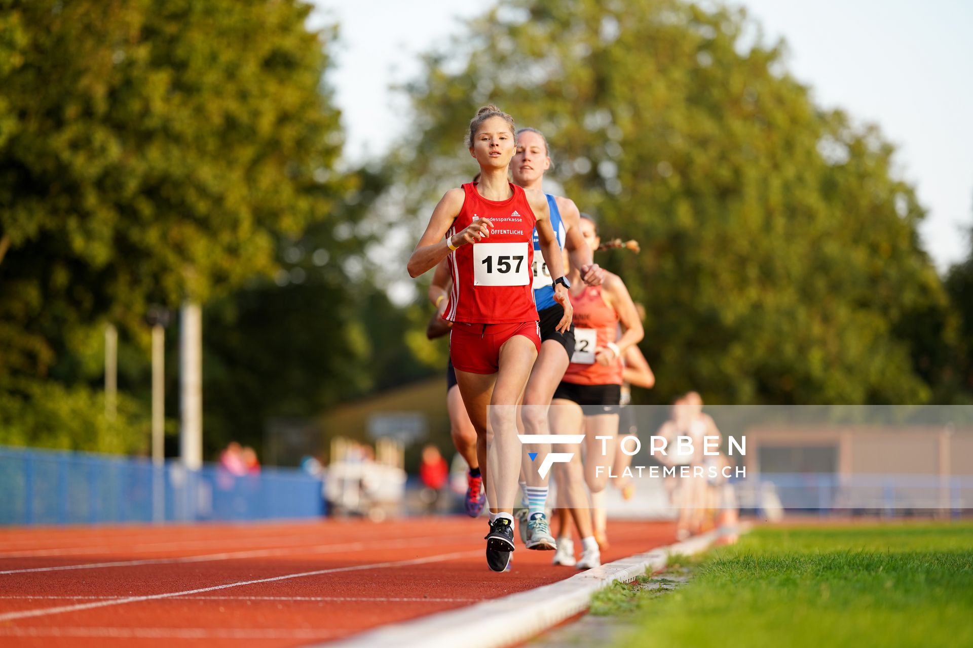 Karianne Noelken (LG Braunschweig) führt die 5000m der Frauen an am 12.09.2020 waehrend den niedersaechsischen Leichtathletik-Landesmeisterschaften im Erika-Fisch-Stadion in Hannover (Tag 1)