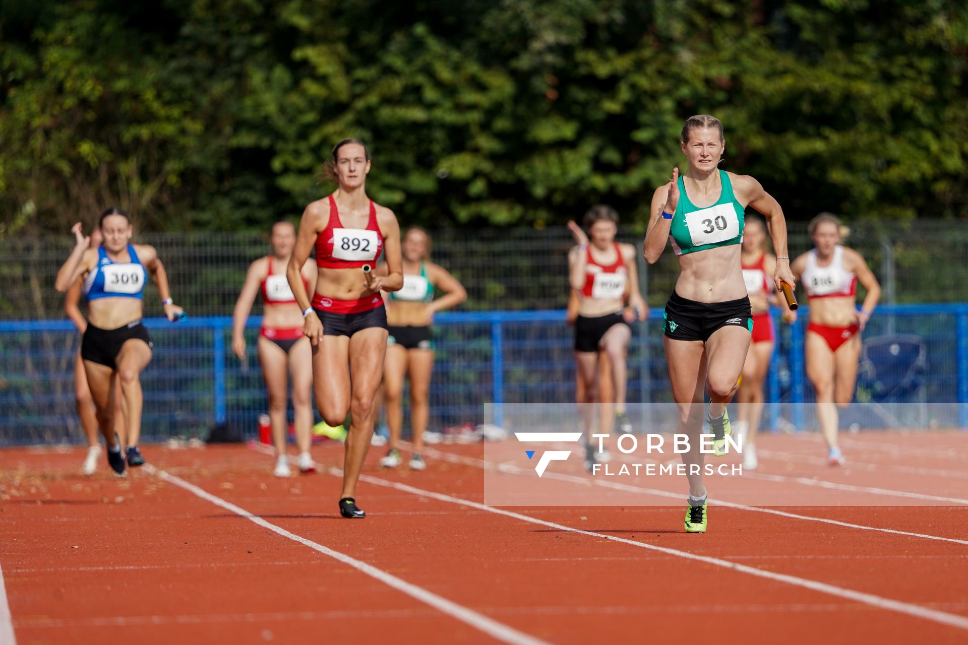 Sandra Dinkeldein (SV Werder Bremen) vor Johanna Schierholt (VfL Eintracht Hannover) ueber 4x100m am 13.09.2020 waehrend den niedersaechsischen Leichtathletik-Landesmeisterschaften im Erika-Fisch-Stadion in Hannover (Tag 2)