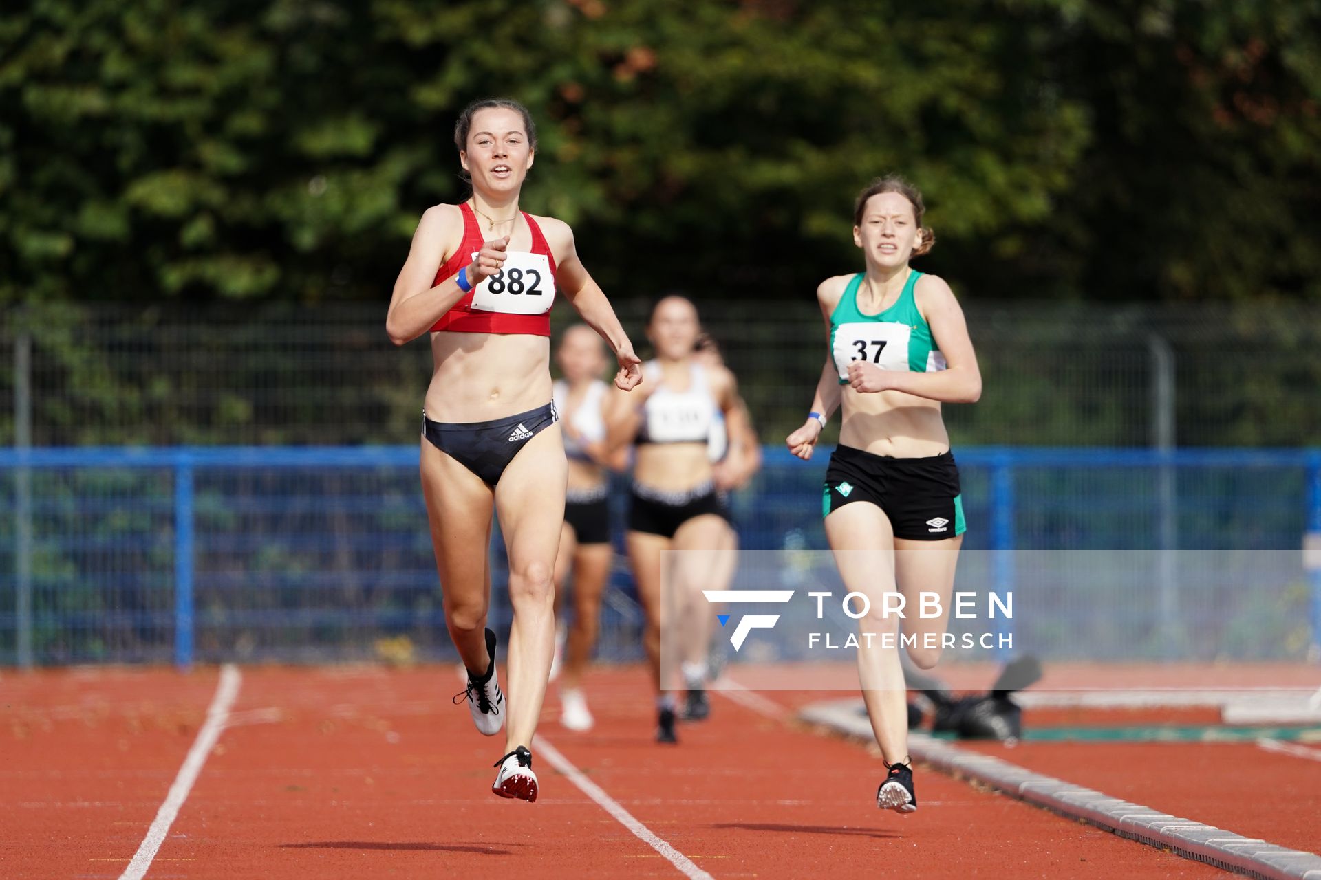 Smilla Kolbe (VfL Eintracht Hannover) und Anna Kremming (SV Werder Bremen) ueber 800m am 13.09.2020 waehrend den niedersaechsischen Leichtathletik-Landesmeisterschaften im Erika-Fisch-Stadion in Hannover (Tag 2)