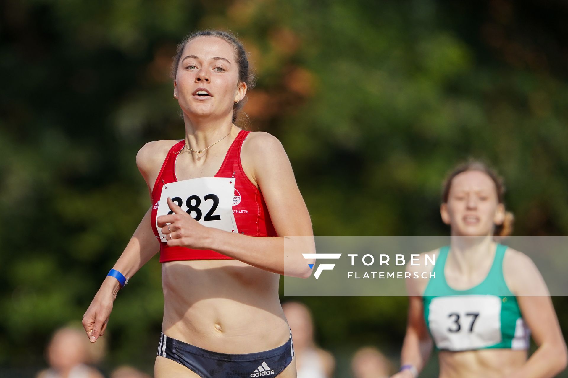 Smilla Kolbe (VfL Eintracht Hannover) und Anna Kremming (SV Werder Bremen) ueber 800m am 13.09.2020 waehrend den niedersaechsischen Leichtathletik-Landesmeisterschaften im Erika-Fisch-Stadion in Hannover (Tag 2)